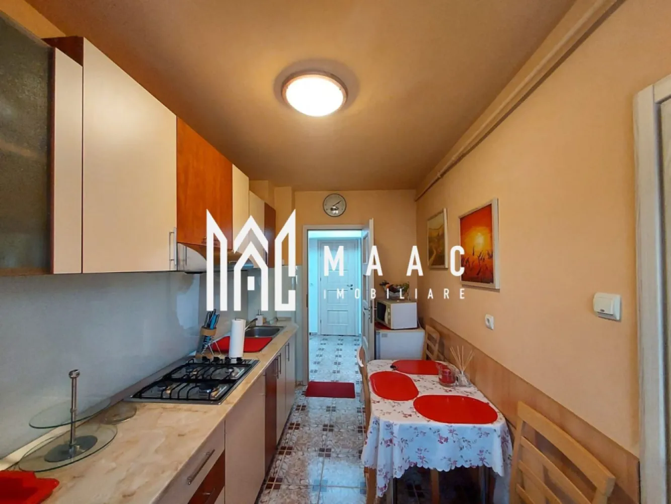 Apartament 2 Camere | Etaj 3 | Decomandat | 51 MPU | Strand - MAAC Imobiliare vă propune spre vânzare un apartament cu 2 camere, situat în cartierul Ștrand, una dintre cele mai căutate zone ale orașului, datorită poziționării verzi, liniștite și accesului rapid către punctele principale de interes.

Locuința se află la etajul 3 al unui imobil cu 4 niveluri, beneficiind de lumină naturală bună și o structură interioară echilibrată, potrivită pentru locuire personală sau investiție în închiriere.

Detalii tehnice și compartimentare

Apartamentul dispune de 56 mp utili, distribuiți eficient în living, dormitor, bucătărie, hol și baie.
Beneficiază de instalație electrică schimbată, un avantaj important pentru siguranță și viitoare adaptări ale spațiului.

Avantaje ale zonei.

Proprietatea este amplasată într-o parte foarte apreciată a cartierului, la doar câțiva pași de Parcul Ștrand, un punct major pentru activități în aer liber, plimbări, recreere și timp petrecut cu familia.
În proximitate imediată se găsesc magazine, farmacii, Liceul Onisifor Ghibu și Școala Nr. 1, ceea ce face ca locuința să fie ideală și pentru familii cu copii.

De ce merită văzut?

Locație premium, cu acces rapid către centru

Zonă matură și liniștită, ferită de trafic intens

Apartament pregătit pentru personalizare

Ideal pentru locuire, dar și pentru închiriere pe termen lung

Locație: Ștrand, Sibiu
Pentru mai multe detalii sau programarea unei vizionări, ne puteți contacta menționând ID: CP2840972