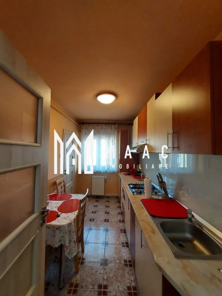 Apartament 2 Camere | Etaj 3 | Decomandat | 51 MPU | Strand - MAAC Imobiliare vă propune spre vânzare un apartament cu 2 camere, situat în cartierul Ștrand, una dintre cele mai căutate zone ale orașului, datorită poziționării verzi, liniștite și accesului rapid către punctele principale de interes.

Locuința se află la etajul 3 al unui imobil cu 4 niveluri, beneficiind de lumină naturală bună și o structură interioară echilibrată, potrivită pentru locuire personală sau investiție în închiriere.

Detalii tehnice și compartimentare

Apartamentul dispune de 56 mp utili, distribuiți eficient în living, dormitor, bucătărie, hol și baie.
Beneficiază de instalație electrică schimbată, un avantaj important pentru siguranță și viitoare adaptări ale spațiului.

Avantaje ale zonei.

Proprietatea este amplasată într-o parte foarte apreciată a cartierului, la doar câțiva pași de Parcul Ștrand, un punct major pentru activități în aer liber, plimbări, recreere și timp petrecut cu familia.
În proximitate imediată se găsesc magazine, farmacii, Liceul Onisifor Ghibu și Școala Nr. 1, ceea ce face ca locuința să fie ideală și pentru familii cu copii.

De ce merită văzut?

Locație premium, cu acces rapid către centru

Zonă matură și liniștită, ferită de trafic intens

Apartament pregătit pentru personalizare

Ideal pentru locuire, dar și pentru închiriere pe termen lung

Locație: Ștrand, Sibiu
Pentru mai multe detalii sau programarea unei vizionări, ne puteți contacta menționând ID: CP2840972