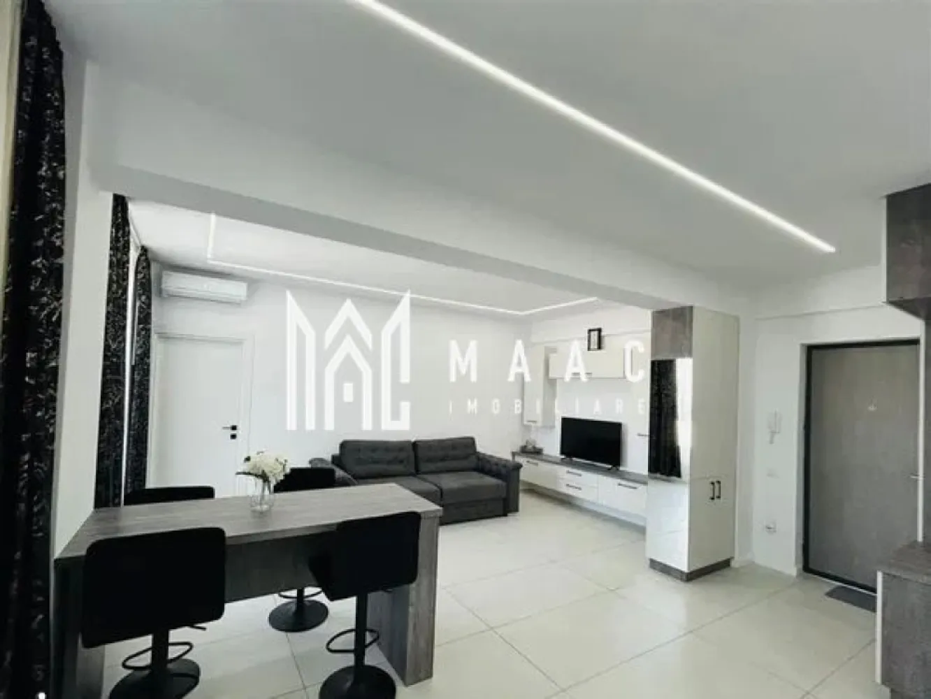 Penthouse Modern I Calea Surii Mici I Terasa Panoramica 55 MP - MAAC Imobiliare vă propune spre închiriere un penthouse deosebit, aflat la prima închiriere, situat într-un imobil nou din zona Calea Șurii Mici, Sibiu.

Această proprietate impresionează prin terasa panoramică spectaculoasă de 55 mp, un spațiu generos amenajat pentru relaxare, socializare și petrecerea timpului liber, oferind o priveliște deschisă asupra orașului și împrejurimilor.

Apartamentul dispune de o suprafață utilă de 52 mp și este amplasat la etajul 7 din 7, beneficiind de intimitate, lumină naturală din abundență și un confort aparte. Locuința este complet mobilată și utilată cu mobilier și electrocasnice moderne, fiind pregătită pentru mutare imediată.

Compartimentare:
* Hol de acces;
* Living luminos cu bucătărie open-space;
* Dormitor spațios;
* Baie modernă;
* Terasă panoramică de 55 mp.

Avantaje și beneficii:
✔ Prima închiriere;
✔ Imobil nou;
✔ Terasă generoasă de 55 mp;
✔ Zonă de barbeque amenajată;
✔ Terasă parțial acoperită;
✔ Mobilier de exterior inclus;
✔ Complet mobilat și utilat;
✔ Loc de parcare inclus;
✔ Disponibil imediat.

Zona Calea Șurii Mici este una dintre cele mai apreciate zone rezidențiale noi din Sibiu, oferind acces facil către centre comerciale, supermarketuri, mijloace de transport și principalele puncte de interes ale orașului.
Pentru mai multe detalii și programarea unei vizionări, vă rugăm să precizați telefonic că ați văzut anunțul: CP3179523