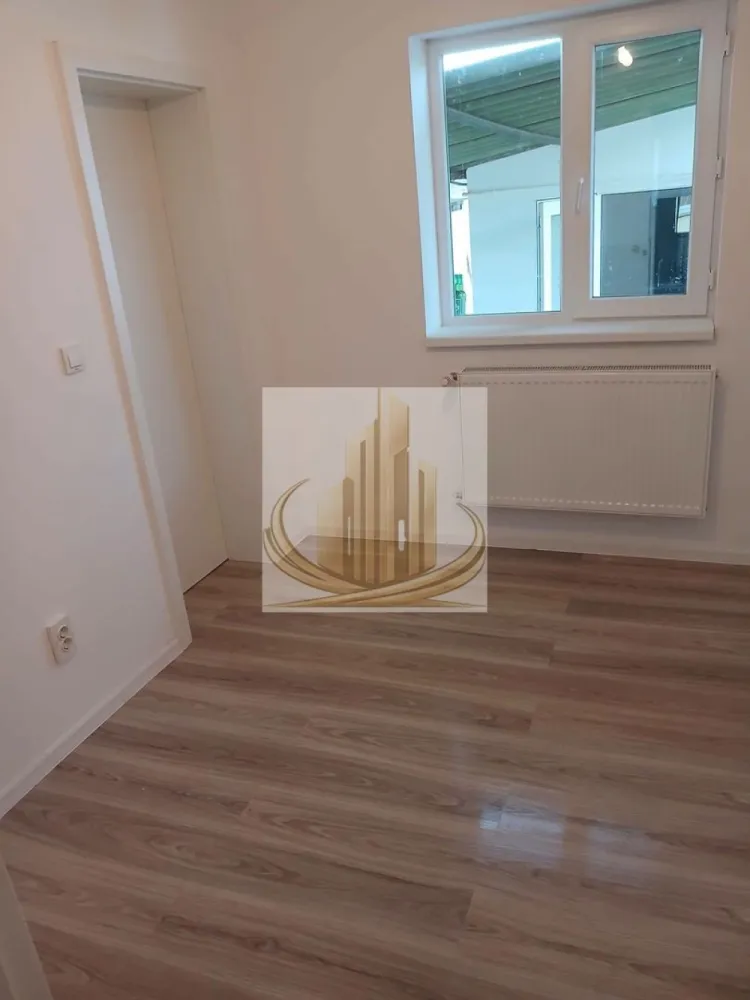 Ocazie Casa 2 apartamente la pret de apartament! - Grand Mobilis Imobiliare va propune spre vanzare jumătate de duplex + apartament separat în curte (ambele proprietăți incluse în preț), situate în Timișoara, cartier Plopi.

Certificat energetic: Clasa B

Compartimentare

Apartamentul 1 (renovat complet în 2026)
• Hol de intrare
• Living cu bucătărie open-space
• Dormitor matrimonial
• Dormitor cu dressing
• Baie

Dotări și finisaje:
• Instalații electrice și termice noi
• Uși Porta Doors 
• Gresie și faianță import Italia
• Centrală termică proprie
• Aer condiționat 12.000 BTU (răcire și încălzire)

Apartamentul 2 – spațiu versatil
Ideal pentru părinți, bunici, oaspeți, birou sau mică afacere:
• Bucătărie
• Cameră
• Baie

Renovat parțial, cu:
• Izolație interioară și exterioară
• Geamuri termopan

Detalii construcție
• Casă din cărămidă arsă cu fundație de beton (conform actelor)
• Ziduri interioare și exterioare de 35 cm
• Izolație exterioară cu polistiren
• Acoperiș schimbat recent (garanție 5 ani)
• Teren: 235 mp
• Suprafață utilă casă: 75 mp
• Toate utilitățile: apă, gaz, curent, canalizare
• Stradă asfaltată
• Două terase: 18 mp și 20 mp
• Curte generoasă amenajată cu gazon
• Gard și porți noi
• Proprietate individuală, fără vecini în curte

Avantajele zonei
• Zonă liniștită, cu acces rapid către orice parte a orașului
• 2 minute de mers pe jos până la stația de autobuz și magazin
• 5 minute de mers pe jos până la Profi, școală și grădiniță
• 5 minute cu mașina până la Centura de Sud
• 5 minute până la FunShop Park (Kaufland, farmacii, KFC, sală fitness și alte magazine)
• 5 minute până la Campusul Universitar și bazinul de înot
• Aproape de promenada Bega, pista de biciclete, parc de joacă și zone de recreere

Toate actele sunt la zi. Proprietatea a fost cumpărată și renovată pentru uz personal.

Vecini liniștiți și prietenoși.

Preț: 124.900 
Pentru informații suplimentare și programarea unei vizionări, vă rog să mă contactați.

ID intern CP3179555