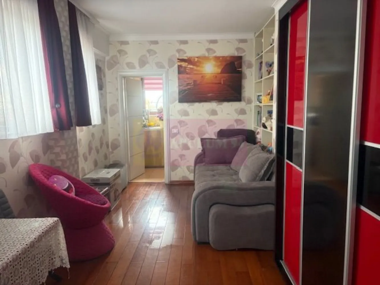APARTAMENT PENTHOUSE TITAN CU INTIMITATEA SI CONFORTUL UNEI CASE! - Compania imobiliara Apulum94 va propune spre vanzare un pethouse in zona Titan- Baba Novac, in apropiere de Parcul Ior.
Proprietatea se afla la ultimul etaj- etajul 11 si este o oaza de liniste in mijlocul orasului, ce te deconecteaza de la zgomotul orasului.
Apartamentul dispune de lift ce urca direct in apartament, cu acordul proprietarului.
Imobilul este dat in folosinta in 2008 si este de beton si caramida , izolat pe exterior, cu pereti grosi si foarte solid.
Compartimentarea interioara este foarte bine gandita, si anume unul din dormitoare este cu baie, fiind folosit ca o garsoniera separata. Restul apartamentului are camere foarte generoase si anume un dormitor de 27 mp, un altul de 20 mp, iar livingul cu bucataria au 44 mp impreuna.
Finisajele sunt la un nivel ridicat, cu parchet din lemn masiv, vopsea stucco, 4 aparate de aer conditionat, tevile catre calorifere trec prin pardoseala, 2 centrale termice.
Proprietatea dispune de o terasa superba de 300 mp, care inconjoara tot apartamentul. Aceasta terasa este impartita si anume: o parte este acoperita folosita ca o terasa cu TV ,zona pentru gratar , o alta parte acoperita unde este o sauna si un spatiu destinat animalelor de companie, o zona cu sezlonguri plaja, o zona cu o anexa pentru depozitare, zona ce vegetatie si o zona deschisa pentru relaxare.
Proprietatea se vinde mobilata si utilata in totalitate.
Apartamentul are in proprietate si o boxa de 25 mp la subsol, un garaj subteran cat si un loc de parcare prin ADP in zona.
Zona este foarte usor accesibila, langa parc, piata, hypermarket, metrou.
DACA DORITI SA LOCUITI INTR-UN APARTAMENT IN BUCURETI SI SA AVETI INTIMITATEA UNEI CASE, NU EZITATI SA MA CONTACTATI PE NR 0733683446- LAURA IONESCU.