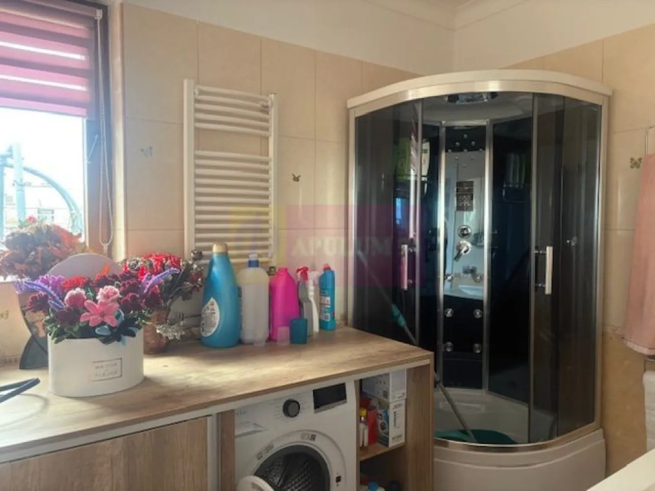 APARTAMENT PENTHOUSE TITAN CU INTIMITATEA SI CONFORTUL UNEI CASE! - Compania imobiliara Apulum94 va propune spre vanzare un pethouse in zona Titan- Baba Novac, in apropiere de Parcul Ior.
Proprietatea se afla la ultimul etaj- etajul 11 si este o oaza de liniste in mijlocul orasului, ce te deconecteaza de la zgomotul orasului.
Apartamentul dispune de lift ce urca direct in apartament, cu acordul proprietarului.
Imobilul este dat in folosinta in 2008 si este de beton si caramida , izolat pe exterior, cu pereti grosi si foarte solid.
Compartimentarea interioara este foarte bine gandita, si anume unul din dormitoare este cu baie, fiind folosit ca o garsoniera separata. Restul apartamentului are camere foarte generoase si anume un dormitor de 27 mp, un altul de 20 mp, iar livingul cu bucataria au 44 mp impreuna.
Finisajele sunt la un nivel ridicat, cu parchet din lemn masiv, vopsea stucco, 4 aparate de aer conditionat, tevile catre calorifere trec prin pardoseala, 2 centrale termice.
Proprietatea dispune de o terasa superba de 300 mp, care inconjoara tot apartamentul. Aceasta terasa este impartita si anume: o parte este acoperita folosita ca o terasa cu TV ,zona pentru gratar , o alta parte acoperita unde este o sauna si un spatiu destinat animalelor de companie, o zona cu sezlonguri plaja, o zona cu o anexa pentru depozitare, zona ce vegetatie si o zona deschisa pentru relaxare.
Proprietatea se vinde mobilata si utilata in totalitate.
Apartamentul are in proprietate si o boxa de 25 mp la subsol, un garaj subteran cat si un loc de parcare prin ADP in zona.
Zona este foarte usor accesibila, langa parc, piata, hypermarket, metrou.
DACA DORITI SA LOCUITI INTR-UN APARTAMENT IN BUCURETI SI SA AVETI INTIMITATEA UNEI CASE, NU EZITATI SA MA CONTACTATI PE NR 0733683446- LAURA IONESCU.