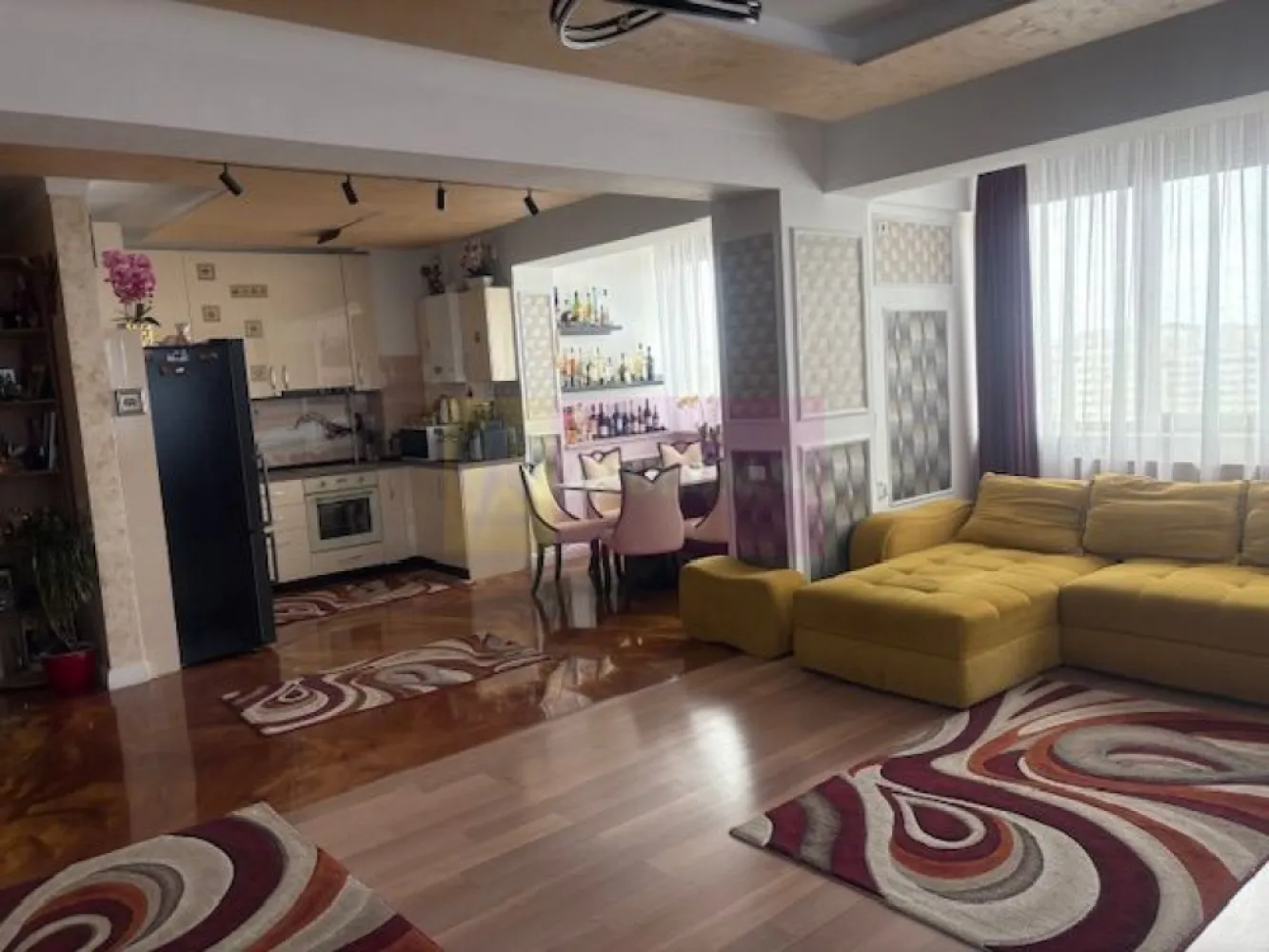APARTAMENT PENTHOUSE TITAN CU INTIMITATEA SI CONFORTUL UNEI CASE! - Compania imobiliara Apulum94 va propune spre vanzare un pethouse in zona Titan- Baba Novac, in apropiere de Parcul Ior.
Proprietatea se afla la ultimul etaj- etajul 11 si este o oaza de liniste in mijlocul orasului, ce te deconecteaza de la zgomotul orasului.
Apartamentul dispune de lift ce urca direct in apartament, cu acordul proprietarului.
Imobilul este dat in folosinta in 2008 si este de beton si caramida , izolat pe exterior, cu pereti grosi si foarte solid.
Compartimentarea interioara este foarte bine gandita, si anume unul din dormitoare este cu baie, fiind folosit ca o garsoniera separata. Restul apartamentului are camere foarte generoase si anume un dormitor de 27 mp, un altul de 20 mp, iar livingul cu bucataria au 44 mp impreuna.
Finisajele sunt la un nivel ridicat, cu parchet din lemn masiv, vopsea stucco, 4 aparate de aer conditionat, tevile catre calorifere trec prin pardoseala, 2 centrale termice.
Proprietatea dispune de o terasa superba de 300 mp, care inconjoara tot apartamentul. Aceasta terasa este impartita si anume: o parte este acoperita folosita ca o terasa cu TV ,zona pentru gratar , o alta parte acoperita unde este o sauna si un spatiu destinat animalelor de companie, o zona cu sezlonguri plaja, o zona cu o anexa pentru depozitare, zona ce vegetatie si o zona deschisa pentru relaxare.
Proprietatea se vinde mobilata si utilata in totalitate.
Apartamentul are in proprietate si o boxa de 25 mp la subsol, un garaj subteran cat si un loc de parcare prin ADP in zona.
Zona este foarte usor accesibila, langa parc, piata, hypermarket, metrou.
DACA DORITI SA LOCUITI INTR-UN APARTAMENT IN BUCURETI SI SA AVETI INTIMITATEA UNEI CASE, NU EZITATI SA MA CONTACTATI PE NR 0733683446- LAURA IONESCU.