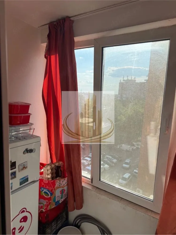 Apartament 1 camera 32mp - Circumvalatiunii Etaj 6 din 10 - Apartament cu 1 cameră în zonă centrală – Calea Circumvalațiunii | Ideal pentru investiție

Grand Mobilis Imobiliare vă propune spre vânzare un apartament cu 1 cameră, situat într-o zonă centrală excelent conectată, pe Calea Circumvalațiunii.

Locuința are o suprafață utilă de 32 mp și este amplasată la etajul 6 al imobilului. Apartamentul este în prezent închiriat, existând posibilitatea preluării chiriașilor, ceea ce îl transformă într-o oportunitate foarte bună pentru investiție, cu randament imediat.

Compartimentarea este practică și eficientă, fiind compusă din:

cameră spațioasă;
bucătărie separată;
baie;
balcon închis.

Apartamentul beneficiază de tâmplărie PVC și finisaje medii, fiind potrivit atât pentru locuire proprie, cât și pentru închiriere.

Localizare excelentă:

vis-a-vis de Gym One și Mega Image;
la aproximativ 3 minute de mers pe jos de Lidl;
stație de tramvai la 1 minut;
Piața 700 și Piața Libertății la doar 5–7 minute de mers pe jos.

Datorită poziționării centrale și accesului facil către principalele puncte de interes ale orașului, proprietatea reprezintă o alegere inspirată atât pentru locuit, cât și pentru investiție.

ID intern CP3179595