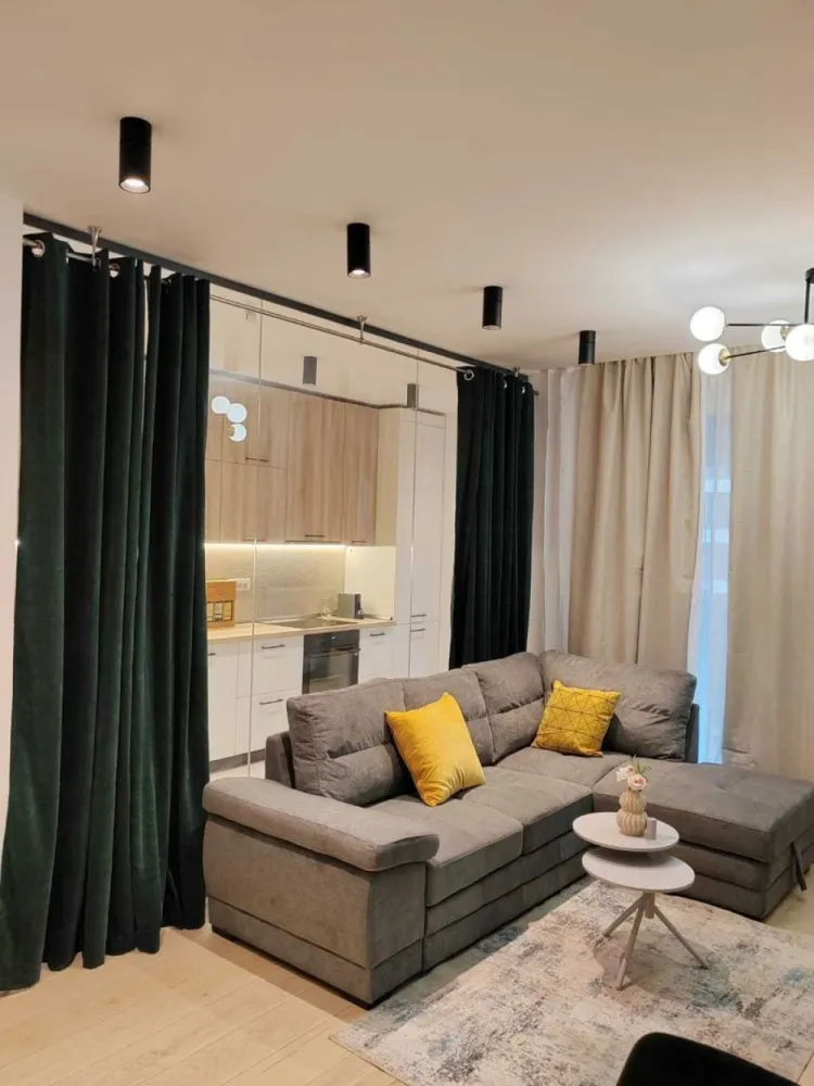 Apartament 2 camere de inchiriat, Bd. Pipera - 52 mp. - Se inchiriaza apartament de 2 camere, direct de la proprietar, situat pe Bd. Pipera la etajul 1, avand o suprafata utila de 52 mp. Locuinta este complet mobilata si utilata. Se percep doua luni de garantie.

Detalii principale:
- Suprafata utila: 52 mp
- Etaj intermediar
- Camere: 2
- Terasa: Da
- Incalzire: Centrala proprie + incalzire in pardoseala
- Stare: Mobilat si utilat complet

Pret: 900 euro/luna, negociabil