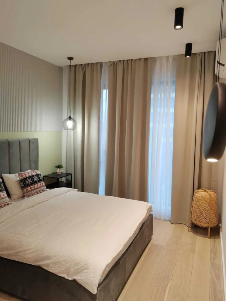 Apartament 2 camere de inchiriat, Bd. Pipera - 52 mp. - Se inchiriaza apartament de 2 camere, direct de la proprietar, situat pe Bd. Pipera la etajul 1, avand o suprafata utila de 52 mp. Locuinta este complet mobilata si utilata. Se percep doua luni de garantie.

Detalii principale:
- Suprafata utila: 52 mp
- Etaj intermediar
- Camere: 2
- Terasa: Da
- Incalzire: Centrala proprie + incalzire in pardoseala
- Stare: Mobilat si utilat complet

Pret: 900 euro/luna, negociabil