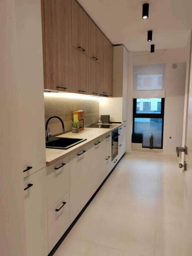 Apartament 2 camere de inchiriat, Bd. Pipera - 52 mp. - Se inchiriaza apartament de 2 camere, direct de la proprietar, situat pe Bd. Pipera la etajul 1, avand o suprafata utila de 52 mp. Locuinta este complet mobilata si utilata. Se percep doua luni de garantie.

Detalii principale:
- Suprafata utila: 52 mp
- Etaj intermediar
- Camere: 2
- Terasa: Da
- Incalzire: Centrala proprie + incalzire in pardoseala
- Stare: Mobilat si utilat complet

Pret: 900 euro/luna, negociabil