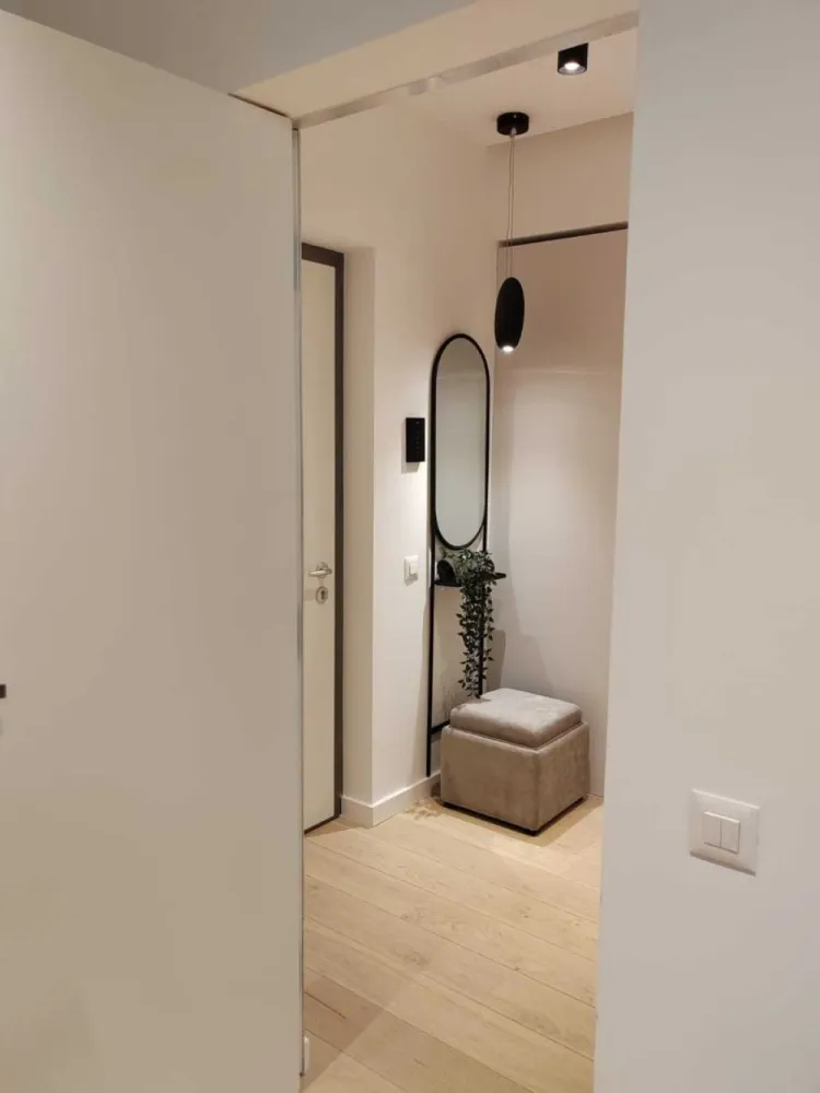 Apartament 2 camere de inchiriat, Bd. Pipera - 52 mp. - Se inchiriaza apartament de 2 camere, direct de la proprietar, situat pe Bd. Pipera la etajul 1, avand o suprafata utila de 52 mp. Locuinta este complet mobilata si utilata. Se percep doua luni de garantie.

Detalii principale:
- Suprafata utila: 52 mp
- Etaj intermediar
- Camere: 2
- Terasa: Da
- Incalzire: Centrala proprie + incalzire in pardoseala
- Stare: Mobilat si utilat complet

Pret: 900 euro/luna, negociabil