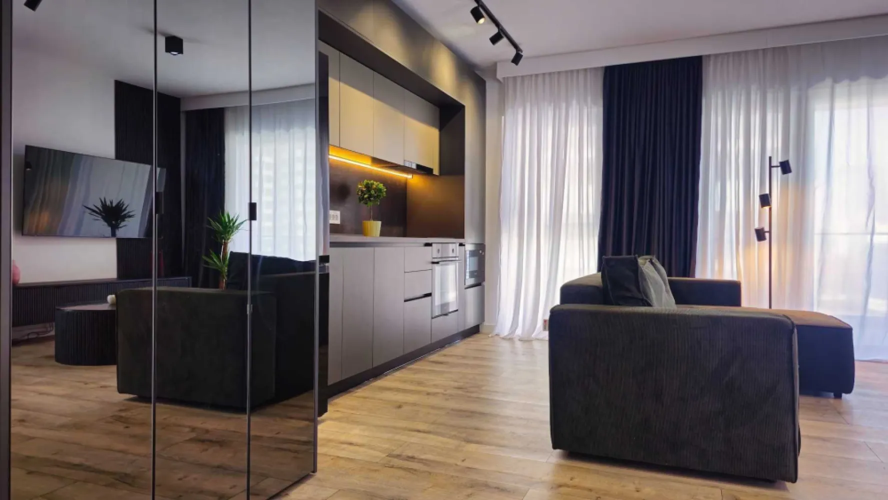 Apartament modern 2 camere si parcare - Vedere Libera! - Prima Vista - Un apartament spatios cu vedere libera catre Promenada Mall , cu o mobila moderna si de calitate. Prima Vista este una dintre cele mai noi si moderne cladiri de apartamente din Bucuresti la 10 minute distanta de parcul si lacul Floreasca, 5 minute statia de metrou Pipera, 5 minute de Promenada Mall, 20 minute de parcul Herastrau . Apartamentul are aer condiționat Gree, încălzire prin pardoseală controlata smart, doua terase și vedere panoramica. Această proprietate oferă parcare privată generoasa si un birou de securitate deschis 24/7. Un apartament modern, cu un dormitor, ce este dotat cu televizoare smart și o bucătărie complet utilată, ce oferă oaspeților o mașină de spălat vase, un cuptor, un cuptor cu microunde, o mașină de spălat rufe cu uscator, un frigider și o plită. Dormitorul este pregatit cu un pat confortabil. Are un spatiu de depozitare al lucrurilor destul de generos. Baia are cada , si aerisire naturala, cu o vedere spectaculoasa. Locul de parcare al apartamentului este inclus in pretul afisat si este foarte spatios. Apartamentul este la prima inchiriere, totul fiind nou! Costurile de intretinere sunt mici, apartamentul avand centrala proprie! Langa complex gasim magazine precum Kaufland sau Mega Image, o sala de sport, banca dar si restaurante de calitate cu preturi moderate.O alegere perfecta pentru a locui in Bucuresti!

A spacious apartment with an open view of Promenade Mall featuring modern and high-quality furniture. Prima Vista is one of Bucharest's newest and most modern apartment buildings, just 10 minutes from Floreasca Park and Lake, 5 minutes from Pipera metro station, 5 minutes from Promenada Mall, and 20 minutes from Herăstrău Park.
The apartment includes Gree air conditioning, smart-controlled underfloor heating, two terraces, and panoramic views. The property also offers generous private parking and a 24/7 security desk.
This modern one-bedroom apartment is equipped with smart TVs and a fully fitted kitchen that provides guests with a dishwasher, oven, microwave, washer-dryer, fridge, and stovetop. The bedroom features a comfortable bed and plenty of storage space.
The bathroom includes a bathtub, natural ventilation, and a spectacular view. The apartment's parking spot is included in the displayed price.
This is a first-time rental, and everything is brand new! Maintenance costs are low, as the apartment has its central heating system.
Nearby, you'll find shops like Kaufland and Mega Image, a gym, a bank, and quality restaurants with moderate prices.
 A perfect choice for living in Bucharest!