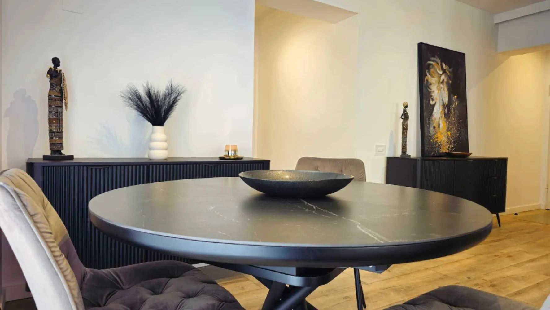 Apartament modern 2 camere si parcare - Vedere Libera! - Prima Vista - Un apartament spatios cu vedere libera catre Promenada Mall , cu o mobila moderna si de calitate. Prima Vista este una dintre cele mai noi si moderne cladiri de apartamente din Bucuresti la 10 minute distanta de parcul si lacul Floreasca, 5 minute statia de metrou Pipera, 5 minute de Promenada Mall, 20 minute de parcul Herastrau . Apartamentul are aer condiționat Gree, încălzire prin pardoseală controlata smart, doua terase și vedere panoramica. Această proprietate oferă parcare privată generoasa si un birou de securitate deschis 24/7. Un apartament modern, cu un dormitor, ce este dotat cu televizoare smart și o bucătărie complet utilată, ce oferă oaspeților o mașină de spălat vase, un cuptor, un cuptor cu microunde, o mașină de spălat rufe cu uscator, un frigider și o plită. Dormitorul este pregatit cu un pat confortabil. Are un spatiu de depozitare al lucrurilor destul de generos. Baia are cada , si aerisire naturala, cu o vedere spectaculoasa. Locul de parcare al apartamentului este inclus in pretul afisat si este foarte spatios. Apartamentul este la prima inchiriere, totul fiind nou! Costurile de intretinere sunt mici, apartamentul avand centrala proprie! Langa complex gasim magazine precum Kaufland sau Mega Image, o sala de sport, banca dar si restaurante de calitate cu preturi moderate.O alegere perfecta pentru a locui in Bucuresti!

A spacious apartment with an open view of Promenade Mall featuring modern and high-quality furniture. Prima Vista is one of Bucharest's newest and most modern apartment buildings, just 10 minutes from Floreasca Park and Lake, 5 minutes from Pipera metro station, 5 minutes from Promenada Mall, and 20 minutes from Herăstrău Park.
The apartment includes Gree air conditioning, smart-controlled underfloor heating, two terraces, and panoramic views. The property also offers generous private parking and a 24/7 security desk.
This modern one-bedroom apartment is equipped with smart TVs and a fully fitted kitchen that provides guests with a dishwasher, oven, microwave, washer-dryer, fridge, and stovetop. The bedroom features a comfortable bed and plenty of storage space.
The bathroom includes a bathtub, natural ventilation, and a spectacular view. The apartment's parking spot is included in the displayed price.
This is a first-time rental, and everything is brand new! Maintenance costs are low, as the apartment has its central heating system.
Nearby, you'll find shops like Kaufland and Mega Image, a gym, a bank, and quality restaurants with moderate prices.
 A perfect choice for living in Bucharest!