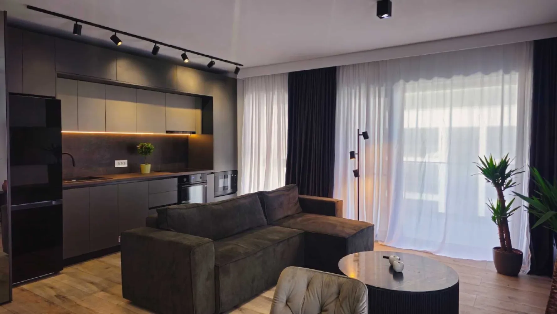 Apartament modern 2 camere si parcare - Vedere Libera! - Prima Vista - Un apartament spatios cu vedere libera catre Promenada Mall , cu o mobila moderna si de calitate. Prima Vista este una dintre cele mai noi si moderne cladiri de apartamente din Bucuresti la 10 minute distanta de parcul si lacul Floreasca, 5 minute statia de metrou Pipera, 5 minute de Promenada Mall, 20 minute de parcul Herastrau . Apartamentul are aer condiționat Gree, încălzire prin pardoseală controlata smart, doua terase și vedere panoramica. Această proprietate oferă parcare privată generoasa si un birou de securitate deschis 24/7. Un apartament modern, cu un dormitor, ce este dotat cu televizoare smart și o bucătărie complet utilată, ce oferă oaspeților o mașină de spălat vase, un cuptor, un cuptor cu microunde, o mașină de spălat rufe cu uscator, un frigider și o plită. Dormitorul este pregatit cu un pat confortabil. Are un spatiu de depozitare al lucrurilor destul de generos. Baia are cada , si aerisire naturala, cu o vedere spectaculoasa. Locul de parcare al apartamentului este inclus in pretul afisat si este foarte spatios. Apartamentul este la prima inchiriere, totul fiind nou! Costurile de intretinere sunt mici, apartamentul avand centrala proprie! Langa complex gasim magazine precum Kaufland sau Mega Image, o sala de sport, banca dar si restaurante de calitate cu preturi moderate.O alegere perfecta pentru a locui in Bucuresti!

A spacious apartment with an open view of Promenade Mall featuring modern and high-quality furniture. Prima Vista is one of Bucharest's newest and most modern apartment buildings, just 10 minutes from Floreasca Park and Lake, 5 minutes from Pipera metro station, 5 minutes from Promenada Mall, and 20 minutes from Herăstrău Park.
The apartment includes Gree air conditioning, smart-controlled underfloor heating, two terraces, and panoramic views. The property also offers generous private parking and a 24/7 security desk.
This modern one-bedroom apartment is equipped with smart TVs and a fully fitted kitchen that provides guests with a dishwasher, oven, microwave, washer-dryer, fridge, and stovetop. The bedroom features a comfortable bed and plenty of storage space.
The bathroom includes a bathtub, natural ventilation, and a spectacular view. The apartment's parking spot is included in the displayed price.
This is a first-time rental, and everything is brand new! Maintenance costs are low, as the apartment has its central heating system.
Nearby, you'll find shops like Kaufland and Mega Image, a gym, a bank, and quality restaurants with moderate prices.
 A perfect choice for living in Bucharest!