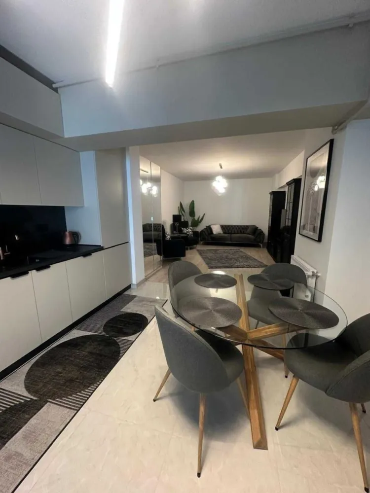 Închiriez Apartament Select Residence 2 camere full mobilat si utilat - Select Residence- Zona Dristor. Spre Închiriere un apartament nu a fost înlocuit niciodată, mutare imediata, finalizat noiembrie 2024, superb, cu 2 camere 70 m2 utili si o locatie excelenta, etaj 4/12, in zona Dristor - Dudesti in complexul Select Residence, modern, verde si foarte liniștita.

Apartamentul se afla cu o distantă foarte aproape(600m) fata de metrou Dristor, transport in comun, parc, magazine, lângă București Mall Vitan, piața, unitate sanitara, scoală.

Este alcătuit din: living luminos si foarte spațios, un dormitor, o baie moderna, cu finisaje de calitate, o bucătărie, un balcon de aproximativ 10,5 m2, hol, si multiple spatii de depozitare, full mobilata.

Apartamentul dispune de: centrala termica proprie, aer condiționat Fujitsu cu comanda remote prin aplicație, gresie, faianța, parchet, ușa metalica, interfon cu video, 1 led TV Samsung 65”(163 cm), 1 led TV Samsung 50” (125 cm), Sound Bar Samsung, internet si cablu TV Digi, interior este absolut nou, mașina de spălat rufe Bosch, uscător Bosch frigider Bosch, hota telescopica incorporabila Bosch, cuptor incorporablila Bosch, plita cu inducție Bosch, bucătărie mobilata si utilata. Există plase de țânțari pe ambele uși ale balconului.
Există un loc de parcare subterană pentru o mașină.
Nu se accepta animale de companie.
Garanție 950 euro + 1 luna de chirie 950 euro, contract înregistrat la ANAF

Este ideal pentru un cuplu sau chiar o familie.
Fără/exclus agenții, direct de la proprietarul, nu se percepe comision
Va invit sa ma contactați pentru mai multe detalii si pentru a programa o vizionare.