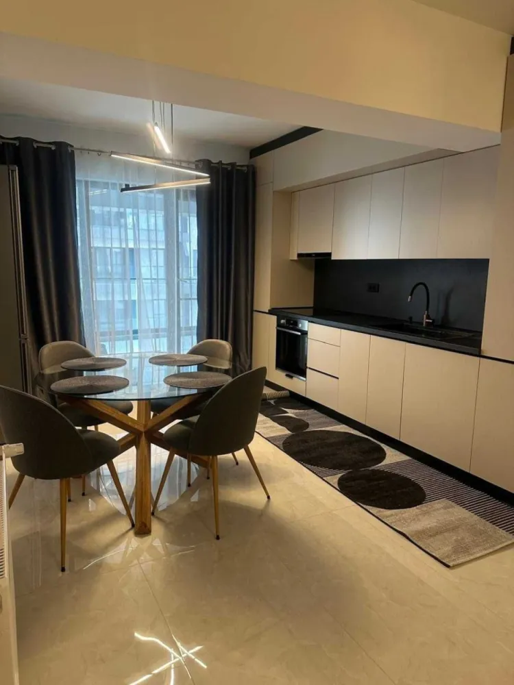 Închiriez Apartament Select Residence 2 camere full mobilat si utilat - Select Residence- Zona Dristor. Spre Închiriere un apartament nu a fost înlocuit niciodată, mutare imediata, finalizat noiembrie 2024, superb, cu 2 camere 70 m2 utili si o locatie excelenta, etaj 4/12, in zona Dristor - Dudesti in complexul Select Residence, modern, verde si foarte liniștita.

Apartamentul se afla cu o distantă foarte aproape(600m) fata de metrou Dristor, transport in comun, parc, magazine, lângă București Mall Vitan, piața, unitate sanitara, scoală.

Este alcătuit din: living luminos si foarte spațios, un dormitor, o baie moderna, cu finisaje de calitate, o bucătărie, un balcon de aproximativ 10,5 m2, hol, si multiple spatii de depozitare, full mobilata.

Apartamentul dispune de: centrala termica proprie, aer condiționat Fujitsu cu comanda remote prin aplicație, gresie, faianța, parchet, ușa metalica, interfon cu video, 1 led TV Samsung 65”(163 cm), 1 led TV Samsung 50” (125 cm), Sound Bar Samsung, internet si cablu TV Digi, interior este absolut nou, mașina de spălat rufe Bosch, uscător Bosch frigider Bosch, hota telescopica incorporabila Bosch, cuptor incorporablila Bosch, plita cu inducție Bosch, bucătărie mobilata si utilata. Există plase de țânțari pe ambele uși ale balconului.
Există un loc de parcare subterană pentru o mașină.
Nu se accepta animale de companie.
Garanție 950 euro + 1 luna de chirie 950 euro, contract înregistrat la ANAF

Este ideal pentru un cuplu sau chiar o familie.
Fără/exclus agenții, direct de la proprietarul, nu se percepe comision
Va invit sa ma contactați pentru mai multe detalii si pentru a programa o vizionare.