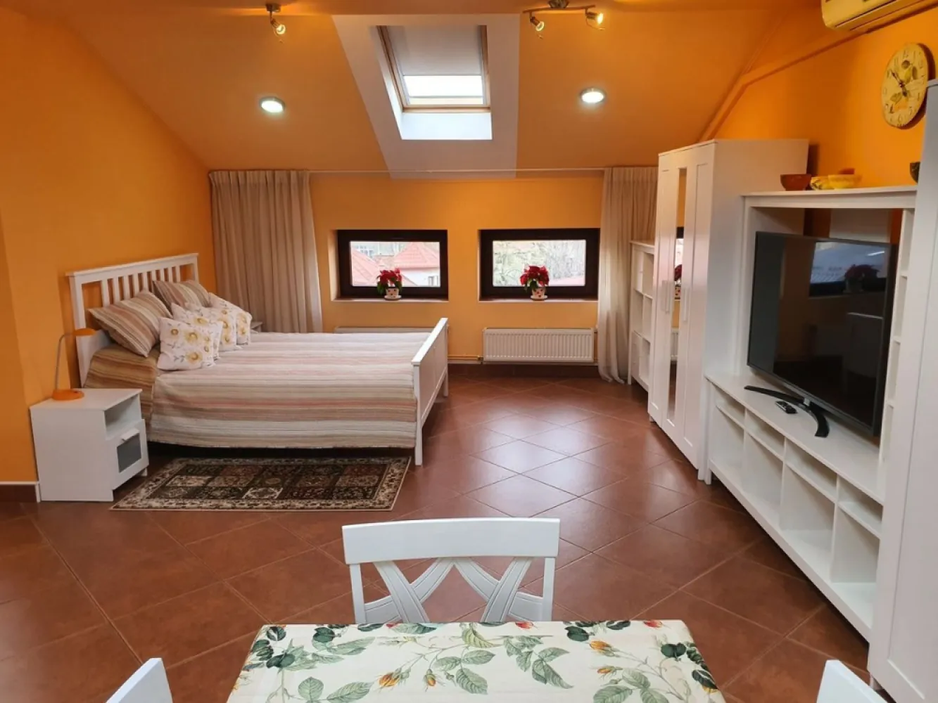 BRASADAS închiriază ap 2 cam la MANSARDA zona Dorobanti. - Agenția imobiliara BRASADAS închiriază Studio 65mp, mansarda/ P+3+M, semidecomandat, ascensor, constructie 2005, renovat, centrala proprie, aer conditionat, complet utilat.