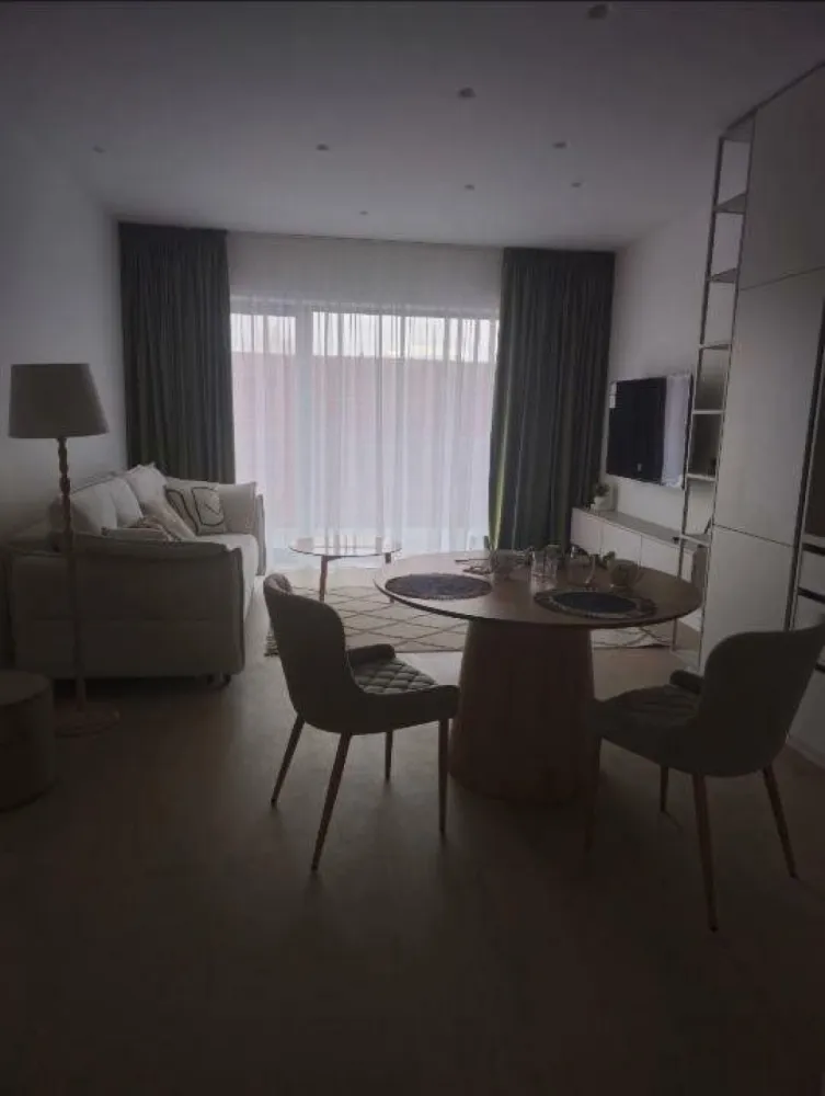 Aviatiei Tower | Apartament premium de închiriat | 2 camere - Descoperiţi confortul unui apartament nou, elegant şi perfect organizat, ideal pentru cei care îşi doresc un stil de viaţă modern. Situat în faza a doua a complexului Aviaţiei Tower, acest apartament de 50 mp + balcon generos de 6 mp, orientat către Muzeul Aviaţiei, oferă lumină naturală din plin şi o atmosferă primitoare.
Complexul oferă acces facil la drumurile publice prin 4 puncte de ieşire: Fabrica de Glucoză, Şoseaua Pipera, Dimitrie Pompeiu şi Floreasca.

âœ…Etaj 3/11 într-un bloc premium;
âœ…ď¸Mobilier de calitate superioară;
âœ…ď¸Finisaje impecabile;
âœ…ď¸Primul chiriaş! Totul este nou, nefolosit;
âœ…ď¸Dressinguri şi spaţii de depozitare încăpătoare;
âœ…Acces la piscină (în baza unui abonament).

Zona este una dintre cele mai apreciate din Bucureşti, oferind proximitate excelentă faţă de Promenada Mall, parcuri, săli de fitness, instituţii de învăţământ, spitale, restaurante şi marile centre de afaceri. Acces rapid la mijloace de transport în comun.

đŸ“ Preţ chirie: 1.150 EUR + TVA

Dacă vă doriţi ca spaţiu de locuit un apartament premium, într-o zonă de top, vă invităm la vizionare!