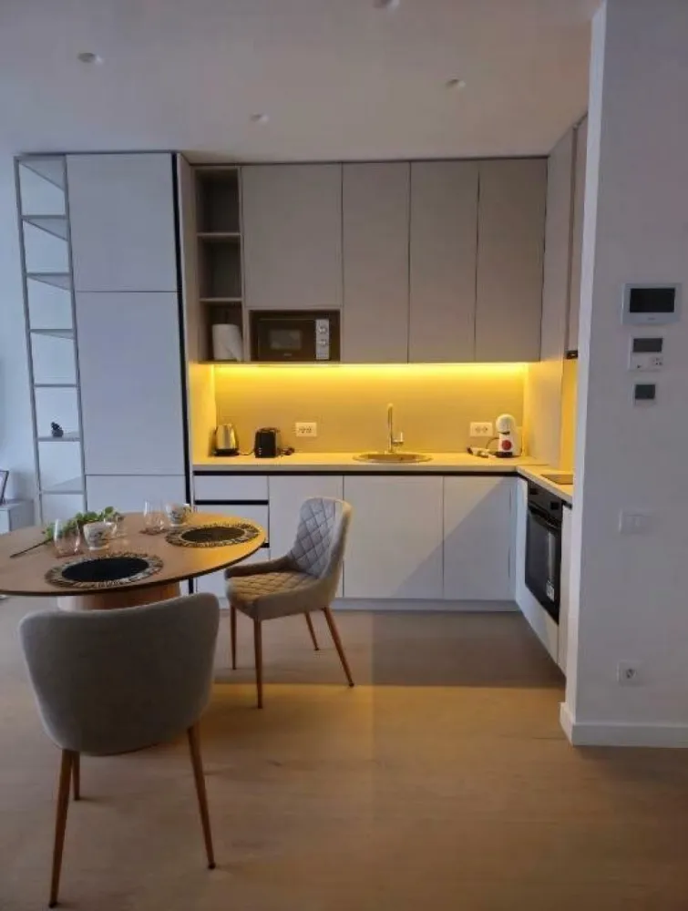 Aviatiei Tower | Apartament premium de închiriat | 2 camere - Descoperiţi confortul unui apartament nou, elegant şi perfect organizat, ideal pentru cei care îşi doresc un stil de viaţă modern. Situat în faza a doua a complexului Aviaţiei Tower, acest apartament de 50 mp + balcon generos de 6 mp, orientat către Muzeul Aviaţiei, oferă lumină naturală din plin şi o atmosferă primitoare.
Complexul oferă acces facil la drumurile publice prin 4 puncte de ieşire: Fabrica de Glucoză, Şoseaua Pipera, Dimitrie Pompeiu şi Floreasca.

âœ…Etaj 3/11 într-un bloc premium;
âœ…ď¸Mobilier de calitate superioară;
âœ…ď¸Finisaje impecabile;
âœ…ď¸Primul chiriaş! Totul este nou, nefolosit;
âœ…ď¸Dressinguri şi spaţii de depozitare încăpătoare;
âœ…Acces la piscină (în baza unui abonament).

Zona este una dintre cele mai apreciate din Bucureşti, oferind proximitate excelentă faţă de Promenada Mall, parcuri, săli de fitness, instituţii de învăţământ, spitale, restaurante şi marile centre de afaceri. Acces rapid la mijloace de transport în comun.

đŸ“ Preţ chirie: 1.150 EUR + TVA

Dacă vă doriţi ca spaţiu de locuit un apartament premium, într-o zonă de top, vă invităm la vizionare!