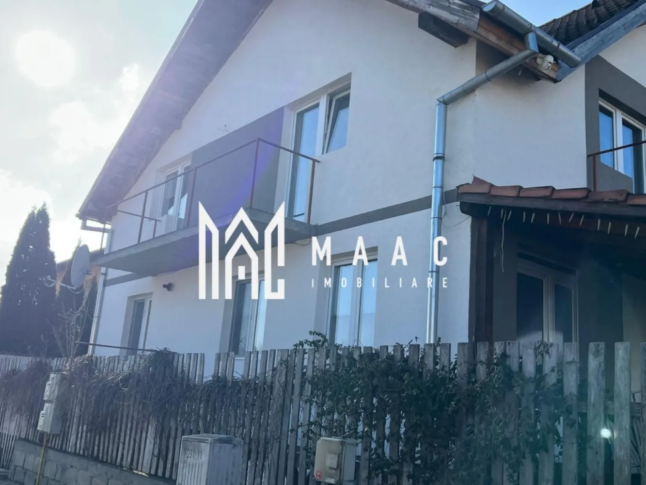 Casa 4 Camere | 230 MPU | Selimbar - MAAC Imobiliare va propune spre vanzare o casa cu 5 camere in Selimbar

Caracteristici:

Camere: 5, inclusiv un dormitor la parter.
Dormitoare: 4, spațioase și confortabile.
Băi: 2, modern amenajate.
Bucătărie: Complet mobilată și utilată.
Living: Generos și luminos, ideal pentru relaxare.
Terasa: Perfectă pentru momente de relaxare în aer liber.
Balcoane: 2, cu priveliști plăcute.
 Dotări:

Două sisteme de încălzire: centrală pe lemne și centrală pe gaz, pentru flexibilitate și eficiență energetică.
Se vinde complet mobilată și utilată, pregătită pentru mutare.
Avantaje:

Zonă liniștită, ideală pentru familie.
Spațiu bine compartimentat, cu funcționalitate excelentă. 
 Contact MAAC Imobiliare: Sună acum pentru mai multe detalii sau pentru a programa o vizionare ID:CP2293997

Această casă este alegerea ideală pentru cei care caută spațiu, confort și facilități moderne într-o locație liniștită.