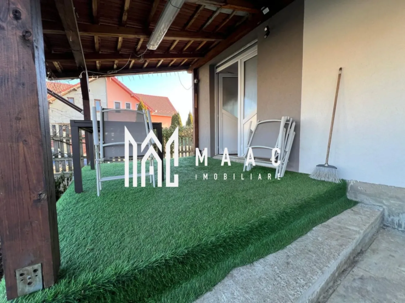 Casa 4 Camere | 230 MPU | Selimbar - MAAC Imobiliare va propune spre vanzare o casa cu 5 camere in Selimbar

Caracteristici:

Camere: 5, inclusiv un dormitor la parter.
Dormitoare: 4, spațioase și confortabile.
Băi: 2, modern amenajate.
Bucătărie: Complet mobilată și utilată.
Living: Generos și luminos, ideal pentru relaxare.
Terasa: Perfectă pentru momente de relaxare în aer liber.
Balcoane: 2, cu priveliști plăcute.
 Dotări:

Două sisteme de încălzire: centrală pe lemne și centrală pe gaz, pentru flexibilitate și eficiență energetică.
Se vinde complet mobilată și utilată, pregătită pentru mutare.
Avantaje:

Zonă liniștită, ideală pentru familie.
Spațiu bine compartimentat, cu funcționalitate excelentă. 
 Contact MAAC Imobiliare: Sună acum pentru mai multe detalii sau pentru a programa o vizionare ID:CP2293997

Această casă este alegerea ideală pentru cei care caută spațiu, confort și facilități moderne într-o locație liniștită.