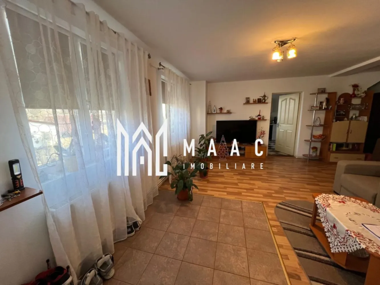 Casa 4 Camere | 230 MPU | Selimbar - MAAC Imobiliare va propune spre vanzare o casa cu 5 camere in Selimbar

Caracteristici:

Camere: 5, inclusiv un dormitor la parter.
Dormitoare: 4, spațioase și confortabile.
Băi: 2, modern amenajate.
Bucătărie: Complet mobilată și utilată.
Living: Generos și luminos, ideal pentru relaxare.
Terasa: Perfectă pentru momente de relaxare în aer liber.
Balcoane: 2, cu priveliști plăcute.
 Dotări:

Două sisteme de încălzire: centrală pe lemne și centrală pe gaz, pentru flexibilitate și eficiență energetică.
Se vinde complet mobilată și utilată, pregătită pentru mutare.
Avantaje:

Zonă liniștită, ideală pentru familie.
Spațiu bine compartimentat, cu funcționalitate excelentă. 
 Contact MAAC Imobiliare: Sună acum pentru mai multe detalii sau pentru a programa o vizionare ID:CP2293997

Această casă este alegerea ideală pentru cei care caută spațiu, confort și facilități moderne într-o locație liniștită.