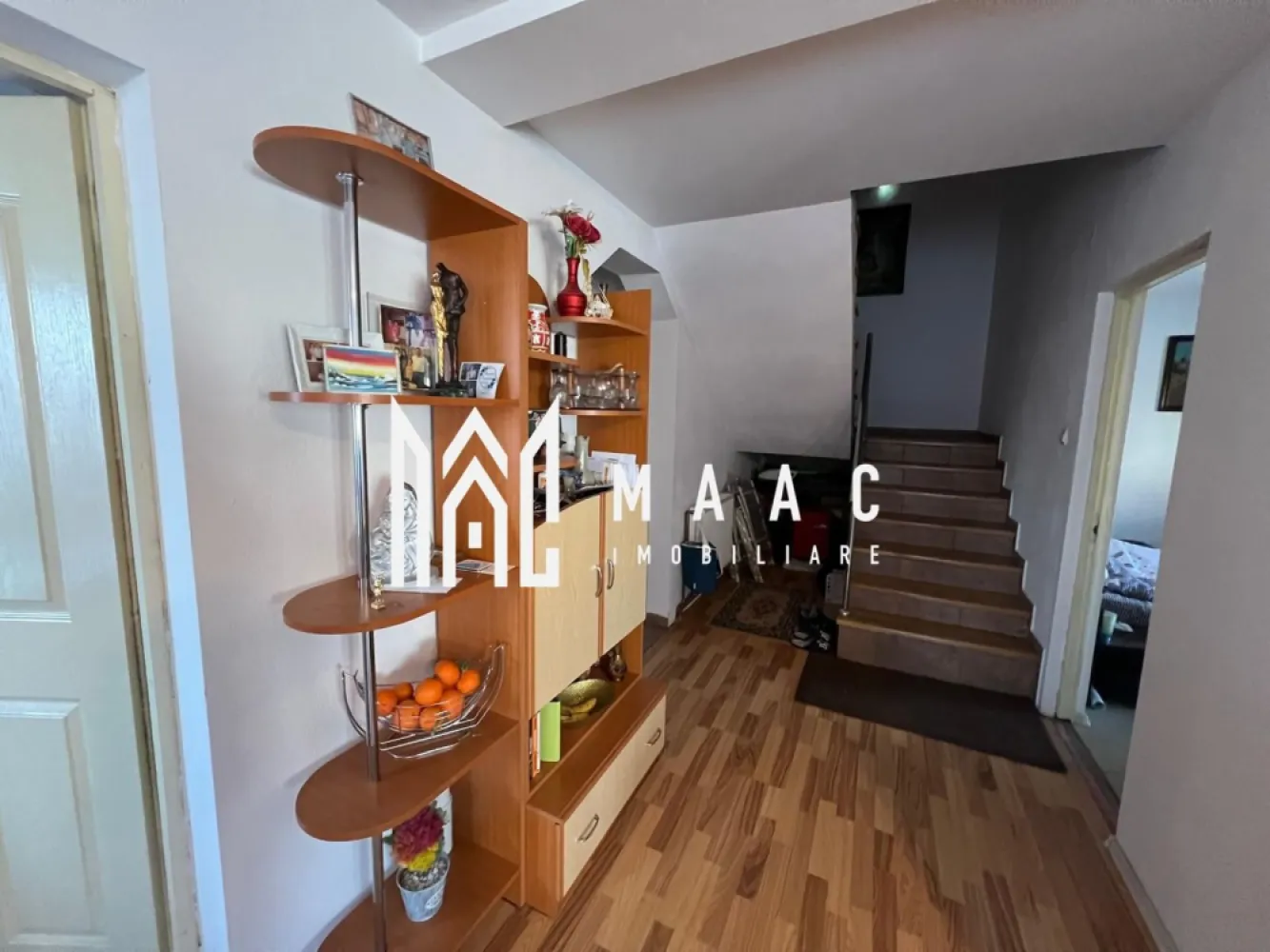 Casa 4 Camere | 230 MPU | Selimbar - MAAC Imobiliare va propune spre vanzare o casa cu 5 camere in Selimbar

Caracteristici:

Camere: 5, inclusiv un dormitor la parter.
Dormitoare: 4, spațioase și confortabile.
Băi: 2, modern amenajate.
Bucătărie: Complet mobilată și utilată.
Living: Generos și luminos, ideal pentru relaxare.
Terasa: Perfectă pentru momente de relaxare în aer liber.
Balcoane: 2, cu priveliști plăcute.
 Dotări:

Două sisteme de încălzire: centrală pe lemne și centrală pe gaz, pentru flexibilitate și eficiență energetică.
Se vinde complet mobilată și utilată, pregătită pentru mutare.
Avantaje:

Zonă liniștită, ideală pentru familie.
Spațiu bine compartimentat, cu funcționalitate excelentă. 
 Contact MAAC Imobiliare: Sună acum pentru mai multe detalii sau pentru a programa o vizionare ID:CP2293997

Această casă este alegerea ideală pentru cei care caută spațiu, confort și facilități moderne într-o locație liniștită.