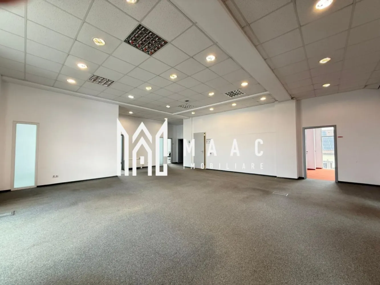Spațiu comercial | 266 MPU | etaj 1 | zona Shopping City - MAAC Imobiliare vă propune spre închiriere etajul 1 al unui imobil situat la intrarea în oraș, în apropierea Shopping City Sibiu, o proprietate potrivită pentru activități comerciale, servicii sau spații de birouri.

Spațiul are o suprafață de 226 mp și beneficiază de o configurație funcțională și flexibilă, care permite organizarea și adaptarea compartimentării în funcție de specificul fiecărei activități.

Spațiul include:
-bucătărie complet mobilată și utilată
-toalete separate

Clădirea este dotată cu sisteme moderne de acces și siguranță:
-acces cu cartelă
-interfon
-aviz ISU

Sistemele de încălzire și climatizare includ:
-ventiloconvectoare pe curent
-centrală pe gaz
-aer condiționat
-curent trifazic

Spațiul este potrivit pentru diverse tipuri de activități:
-retail premium sau showroom
-servicii financiare, consultanță, beauty, wellness sau educație
-birouri sau sedii de firmă
-centre de training, prezentare sau relații cu publicul

Compartimentarea permite atât activitate cu acces direct al clienților, cât și organizare de tip corporate, cu delimitarea zonelor publice și private.

Clădirea oferă posibilitatea amplasării de reclamă pe fațadă, iar parcarea se poate realiza atât în curtea imobilului, cât și în imediata apropiere.

Condiții de închiriere:
-disponibilitate imediată
-contract pe termen mediu sau lung (3–5 ani)
-spațiul se închiriază de pe persoană juridică
-garanție în cuantumul a 3 chirii lunare

Pentru mai multe detalii, vă rugăm să menționați telefonic că ați văzut anunțul cu CP2900993.