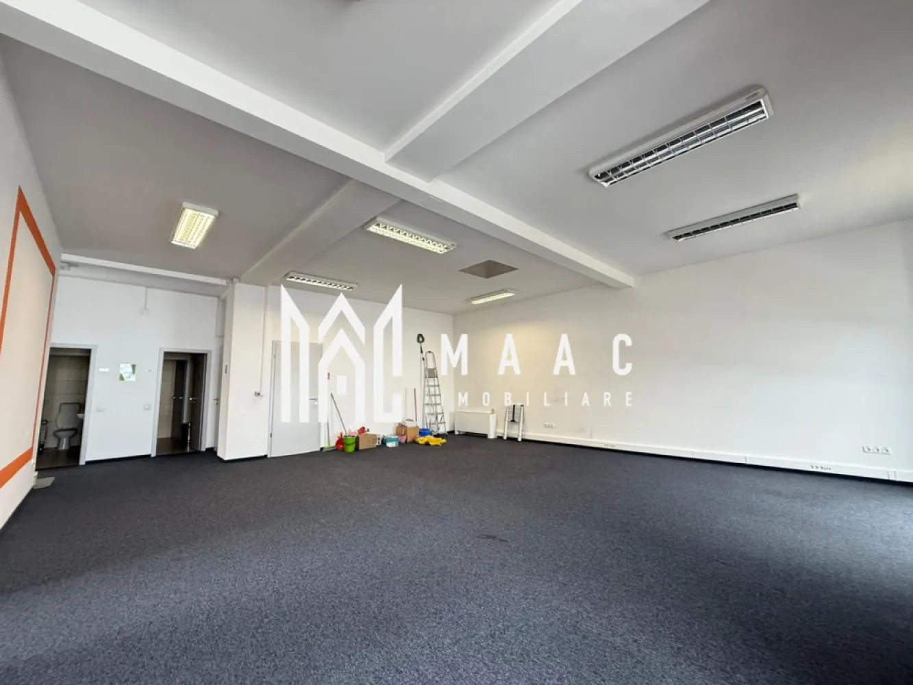Spațiu comercial | 266 MPU | etaj 1 | zona Shopping City - MAAC Imobiliare vă propune spre închiriere etajul 1 al unui imobil situat la intrarea în oraș, în apropierea Shopping City Sibiu, o proprietate potrivită pentru activități comerciale, servicii sau spații de birouri.

Spațiul are o suprafață de 226 mp și beneficiază de o configurație funcțională și flexibilă, care permite organizarea și adaptarea compartimentării în funcție de specificul fiecărei activități.

Spațiul include:
-bucătărie complet mobilată și utilată
-toalete separate

Clădirea este dotată cu sisteme moderne de acces și siguranță:
-acces cu cartelă
-interfon
-aviz ISU

Sistemele de încălzire și climatizare includ:
-ventiloconvectoare pe curent
-centrală pe gaz
-aer condiționat
-curent trifazic

Spațiul este potrivit pentru diverse tipuri de activități:
-retail premium sau showroom
-servicii financiare, consultanță, beauty, wellness sau educație
-birouri sau sedii de firmă
-centre de training, prezentare sau relații cu publicul

Compartimentarea permite atât activitate cu acces direct al clienților, cât și organizare de tip corporate, cu delimitarea zonelor publice și private.

Clădirea oferă posibilitatea amplasării de reclamă pe fațadă, iar parcarea se poate realiza atât în curtea imobilului, cât și în imediata apropiere.

Condiții de închiriere:
-disponibilitate imediată
-contract pe termen mediu sau lung (3–5 ani)
-spațiul se închiriază de pe persoană juridică
-garanție în cuantumul a 3 chirii lunare

Pentru mai multe detalii, vă rugăm să menționați telefonic că ați văzut anunțul cu CP2900993.