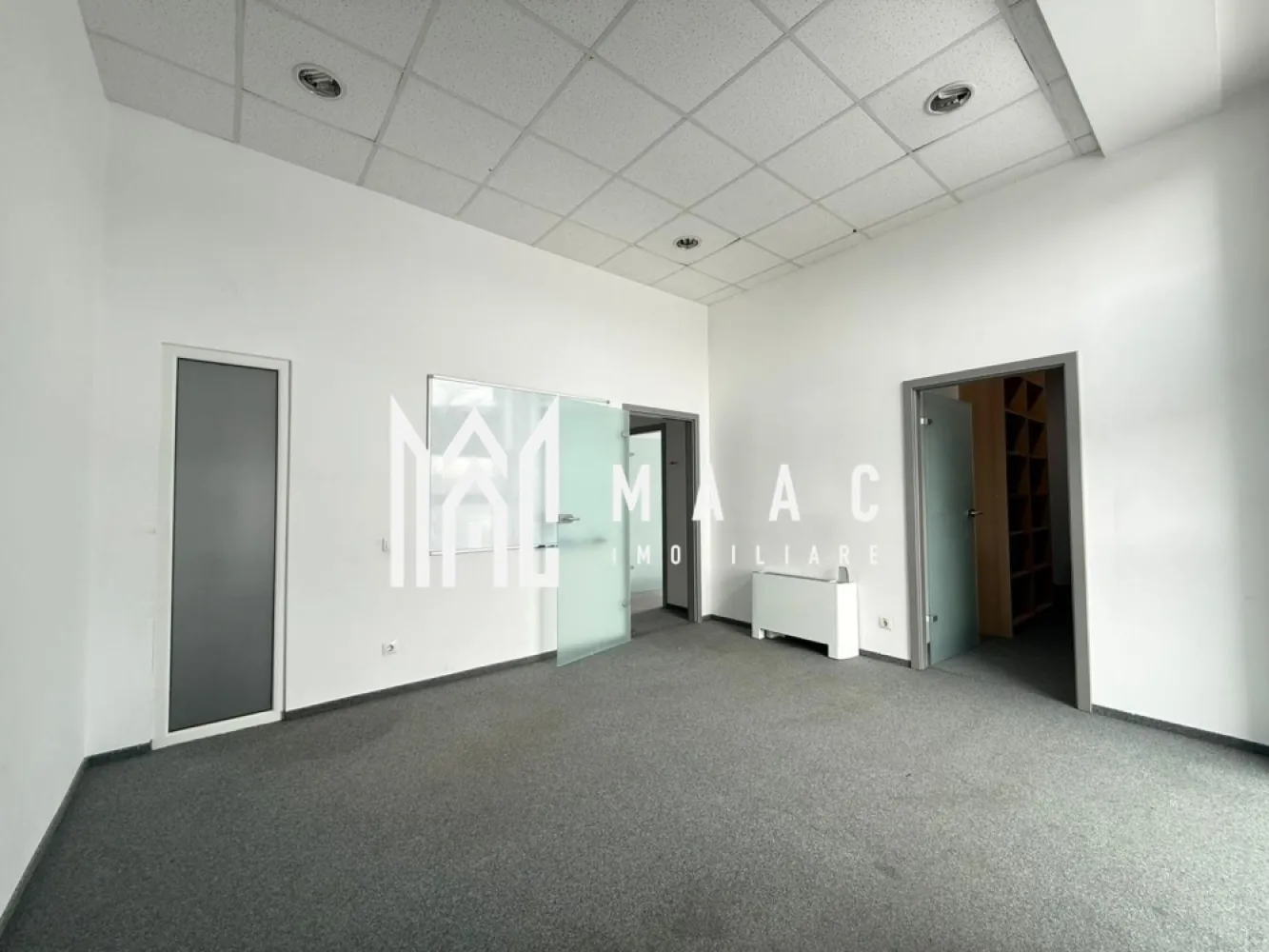 Spațiu comercial | 266 MPU | etaj 1 | zona Shopping City - MAAC Imobiliare vă propune spre închiriere etajul 1 al unui imobil situat la intrarea în oraș, în apropierea Shopping City Sibiu, o proprietate potrivită pentru activități comerciale, servicii sau spații de birouri.

Spațiul are o suprafață de 226 mp și beneficiază de o configurație funcțională și flexibilă, care permite organizarea și adaptarea compartimentării în funcție de specificul fiecărei activități.

Spațiul include:
-bucătărie complet mobilată și utilată
-toalete separate

Clădirea este dotată cu sisteme moderne de acces și siguranță:
-acces cu cartelă
-interfon
-aviz ISU

Sistemele de încălzire și climatizare includ:
-ventiloconvectoare pe curent
-centrală pe gaz
-aer condiționat
-curent trifazic

Spațiul este potrivit pentru diverse tipuri de activități:
-retail premium sau showroom
-servicii financiare, consultanță, beauty, wellness sau educație
-birouri sau sedii de firmă
-centre de training, prezentare sau relații cu publicul

Compartimentarea permite atât activitate cu acces direct al clienților, cât și organizare de tip corporate, cu delimitarea zonelor publice și private.

Clădirea oferă posibilitatea amplasării de reclamă pe fațadă, iar parcarea se poate realiza atât în curtea imobilului, cât și în imediata apropiere.

Condiții de închiriere:
-disponibilitate imediată
-contract pe termen mediu sau lung (3–5 ani)
-spațiul se închiriază de pe persoană juridică
-garanție în cuantumul a 3 chirii lunare

Pentru mai multe detalii, vă rugăm să menționați telefonic că ați văzut anunțul cu CP2900993.