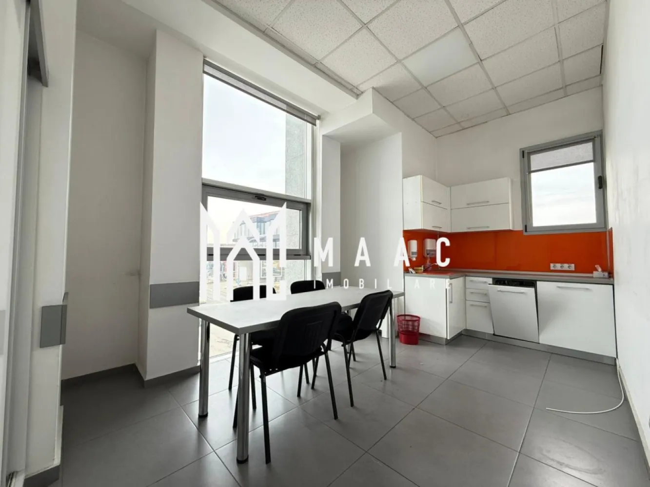 Spațiu comercial | 266 MPU | etaj 1 | zona Shopping City - MAAC Imobiliare vă propune spre închiriere etajul 1 al unui imobil situat la intrarea în oraș, în apropierea Shopping City Sibiu, o proprietate potrivită pentru activități comerciale, servicii sau spații de birouri.

Spațiul are o suprafață de 226 mp și beneficiază de o configurație funcțională și flexibilă, care permite organizarea și adaptarea compartimentării în funcție de specificul fiecărei activități.

Spațiul include:
-bucătărie complet mobilată și utilată
-toalete separate

Clădirea este dotată cu sisteme moderne de acces și siguranță:
-acces cu cartelă
-interfon
-aviz ISU

Sistemele de încălzire și climatizare includ:
-ventiloconvectoare pe curent
-centrală pe gaz
-aer condiționat
-curent trifazic

Spațiul este potrivit pentru diverse tipuri de activități:
-retail premium sau showroom
-servicii financiare, consultanță, beauty, wellness sau educație
-birouri sau sedii de firmă
-centre de training, prezentare sau relații cu publicul

Compartimentarea permite atât activitate cu acces direct al clienților, cât și organizare de tip corporate, cu delimitarea zonelor publice și private.

Clădirea oferă posibilitatea amplasării de reclamă pe fațadă, iar parcarea se poate realiza atât în curtea imobilului, cât și în imediata apropiere.

Condiții de închiriere:
-disponibilitate imediată
-contract pe termen mediu sau lung (3–5 ani)
-spațiul se închiriază de pe persoană juridică
-garanție în cuantumul a 3 chirii lunare

Pentru mai multe detalii, vă rugăm să menționați telefonic că ați văzut anunțul cu CP2900993.