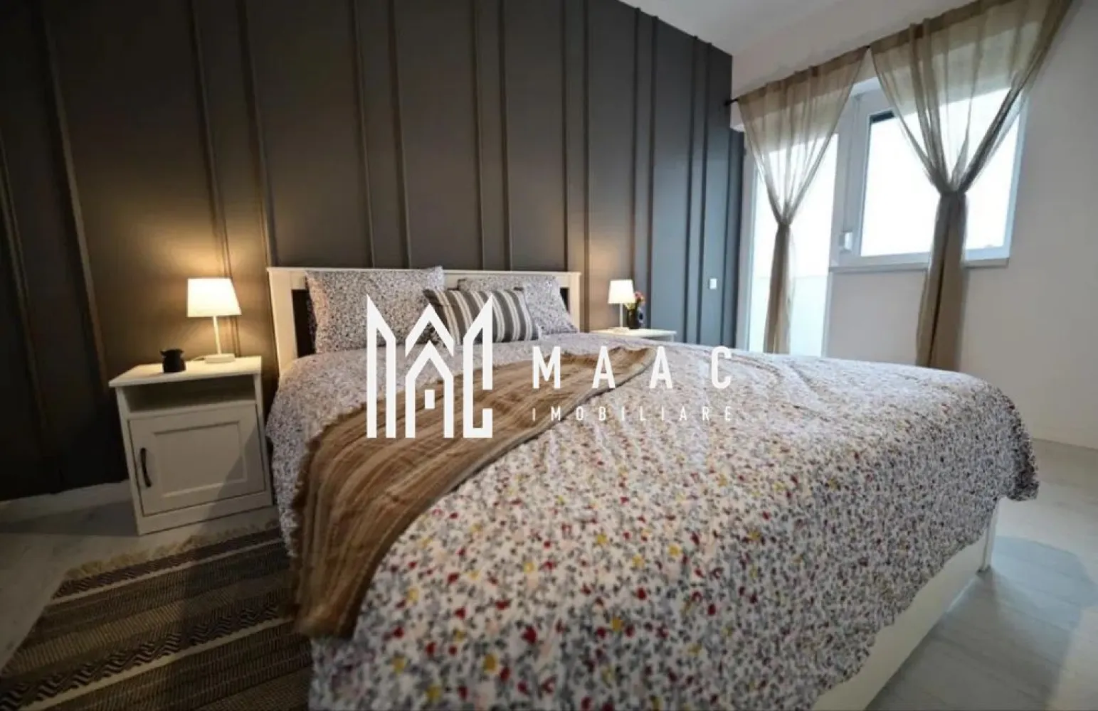 Apartament modern | 2 camere | - MAAC Imobiliare va propune spre închiriere un apartament nou cu 2 dormitoare, situat la etajul 1, în cartierul Deventer, zonă nouă cu acces rapid spre Centru și Zona de Vest. Apartamentul este decomandat, are bucătărie separată, baie și balcon, cu acces din ambele dormitoare.

Locuința dispune de încălzire în pardoseală, termostat în fiecare cameră și finisaje moderne. 
Beneficiezi de mașină de spălat rufe, mașină de spălat vase, frigider și televizoare în fiecare cameră.
Apartamentul este bine izolat, luminos și include loc de parcare aproape de bloc. 

Se închiriază pe termen lung, cu o lună garanție. 

Fără animale de companie și fără fumat în interior.
Stația de autobuz se află chiar în fața blocului, ceea ce îți oferă mobilitate zilnică ușoară.

Pentru mai multe detalii vă rugăm să ne contactați, menționând ID:CP2895313