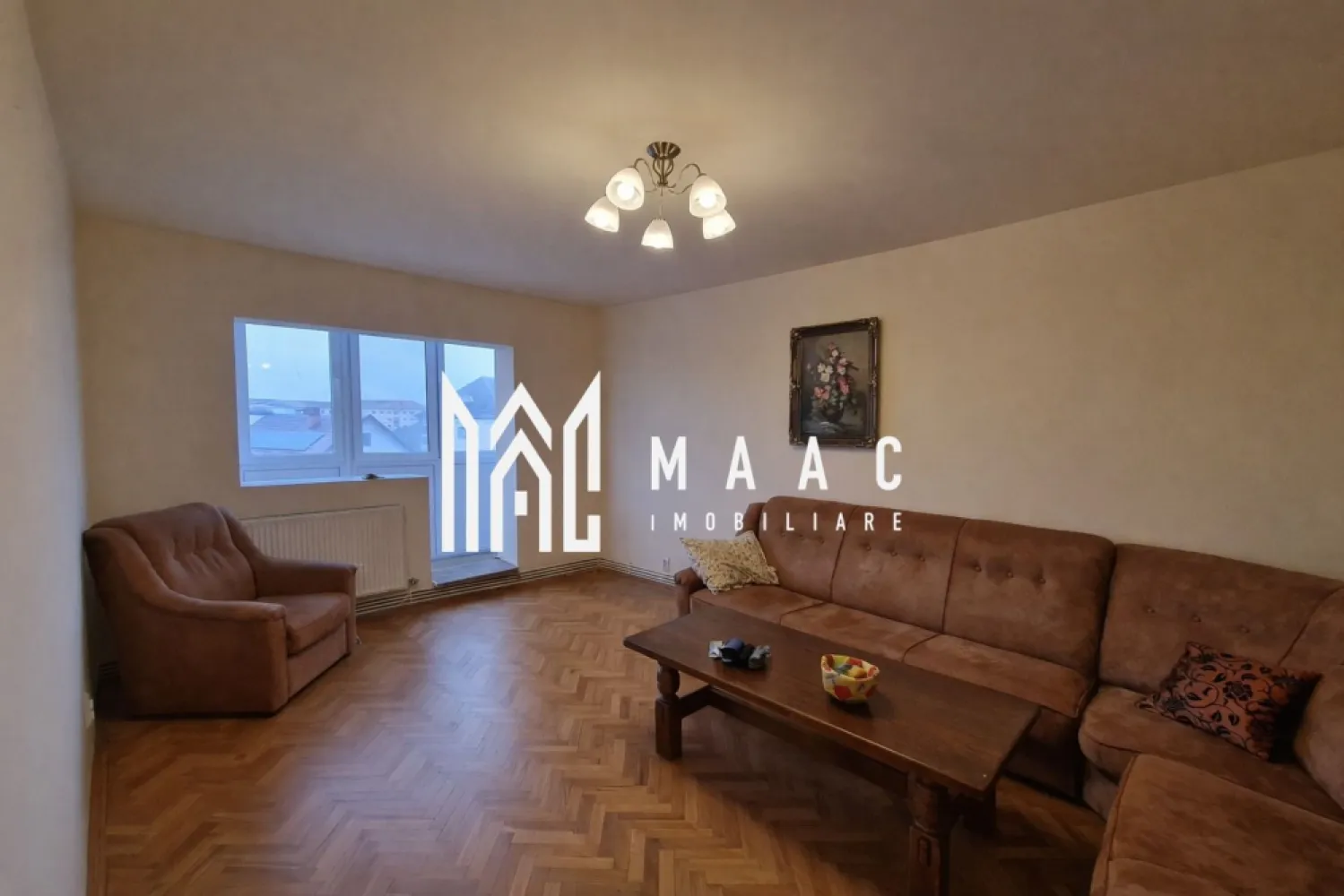 Apartament 4 Camere | 2 bai | 2 balcoane | Pivnita | Central - MAAC Imobiliare vă propune spre vânzare un apartament spațios cu 4 camere, decomandat, situat în zona Centrală, într-un imobil cu regim de înălțime P+5 etaje, amplasat la etajul 3, poziție ce oferă un echilibru optim între lumină naturală, confort și accesibilitate.

Apartamentul are o suprafață totală de 82,6 MPU și se evidențiază printr-o compartimentare practică, potrivită atât pentru locuință proprie, cât și pentru investiție în regim de închiriere.

Compartimentare:
-living generos, cu acces la balcon închis
-3 dormitoare bine proporționate
-bucătărie închisă, cu debara
-2 grupuri sanitare
-2 balcoane închise cu geam termopan

Locuința se vinde parțial mobilată și utilată, conform fotografiilor de prezentare, fiind pregătită pentru mutare imediată. Configurația decomandată asigură intimitate și funcționalitate, fiecare încăpere fiind eficient delimitată.

Poziționarea în zona Centrală oferă acces rapid către magazine, școli, mijloace de transport în comun, zone comerciale și spații de recreere, ceea ce transformă acest apartament cu 4 camere într-o oportunitate imobiliară atractivă într-o zonă bine cotată.

Pentru informații suplimentare sau pentru programarea unei vizionări, vă rugăm să menționați numărul CP2900420 la telefon.