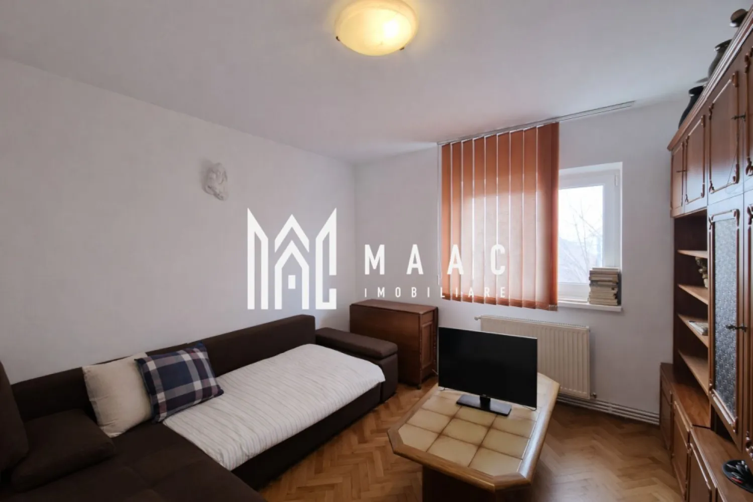 Apartament 4 Camere | 2 bai | 2 balcoane | Pivnita | Central - MAAC Imobiliare vă propune spre vânzare un apartament spațios cu 4 camere, decomandat, situat în zona Centrală, într-un imobil cu regim de înălțime P+5 etaje, amplasat la etajul 3, poziție ce oferă un echilibru optim între lumină naturală, confort și accesibilitate.

Apartamentul are o suprafață totală de 82,6 MPU și se evidențiază printr-o compartimentare practică, potrivită atât pentru locuință proprie, cât și pentru investiție în regim de închiriere.

Compartimentare:
-living generos, cu acces la balcon închis
-3 dormitoare bine proporționate
-bucătărie închisă, cu debara
-2 grupuri sanitare
-2 balcoane închise cu geam termopan

Locuința se vinde parțial mobilată și utilată, conform fotografiilor de prezentare, fiind pregătită pentru mutare imediată. Configurația decomandată asigură intimitate și funcționalitate, fiecare încăpere fiind eficient delimitată.

Poziționarea în zona Centrală oferă acces rapid către magazine, școli, mijloace de transport în comun, zone comerciale și spații de recreere, ceea ce transformă acest apartament cu 4 camere într-o oportunitate imobiliară atractivă într-o zonă bine cotată.

Pentru informații suplimentare sau pentru programarea unei vizionări, vă rugăm să menționați numărul CP2900420 la telefon.