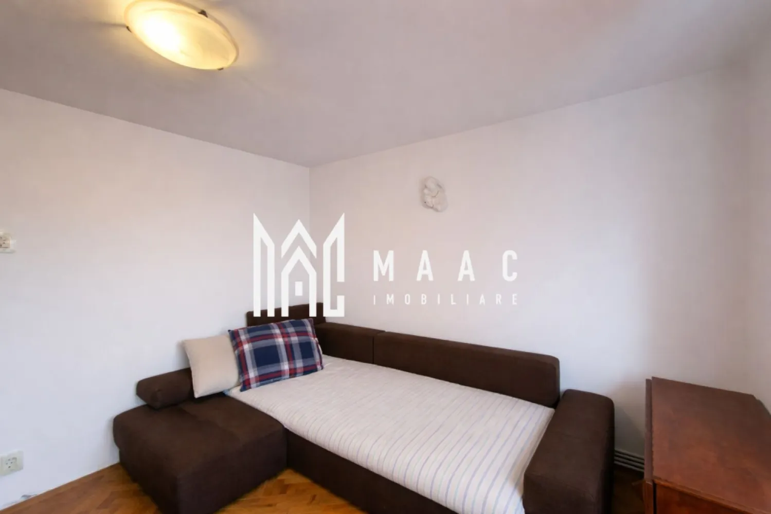 Apartament 4 Camere | 2 bai | 2 balcoane | Pivnita | Central - MAAC Imobiliare vă propune spre vânzare un apartament spațios cu 4 camere, decomandat, situat în zona Centrală, într-un imobil cu regim de înălțime P+5 etaje, amplasat la etajul 3, poziție ce oferă un echilibru optim între lumină naturală, confort și accesibilitate.

Apartamentul are o suprafață totală de 82,6 MPU și se evidențiază printr-o compartimentare practică, potrivită atât pentru locuință proprie, cât și pentru investiție în regim de închiriere.

Compartimentare:
-living generos, cu acces la balcon închis
-3 dormitoare bine proporționate
-bucătărie închisă, cu debara
-2 grupuri sanitare
-2 balcoane închise cu geam termopan

Locuința se vinde parțial mobilată și utilată, conform fotografiilor de prezentare, fiind pregătită pentru mutare imediată. Configurația decomandată asigură intimitate și funcționalitate, fiecare încăpere fiind eficient delimitată.

Poziționarea în zona Centrală oferă acces rapid către magazine, școli, mijloace de transport în comun, zone comerciale și spații de recreere, ceea ce transformă acest apartament cu 4 camere într-o oportunitate imobiliară atractivă într-o zonă bine cotată.

Pentru informații suplimentare sau pentru programarea unei vizionări, vă rugăm să menționați numărul CP2900420 la telefon.