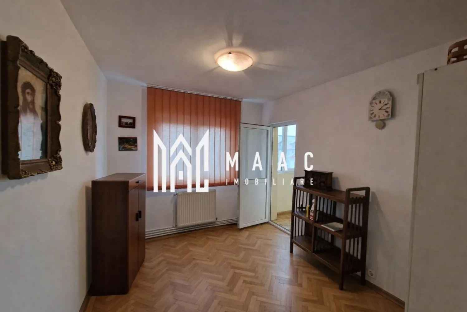 Apartament 4 Camere | 2 bai | 2 balcoane | Pivnita | Central - MAAC Imobiliare vă propune spre vânzare un apartament spațios cu 4 camere, decomandat, situat în zona Centrală, într-un imobil cu regim de înălțime P+5 etaje, amplasat la etajul 3, poziție ce oferă un echilibru optim între lumină naturală, confort și accesibilitate.

Apartamentul are o suprafață totală de 82,6 MPU și se evidențiază printr-o compartimentare practică, potrivită atât pentru locuință proprie, cât și pentru investiție în regim de închiriere.

Compartimentare:
-living generos, cu acces la balcon închis
-3 dormitoare bine proporționate
-bucătărie închisă, cu debara
-2 grupuri sanitare
-2 balcoane închise cu geam termopan

Locuința se vinde parțial mobilată și utilată, conform fotografiilor de prezentare, fiind pregătită pentru mutare imediată. Configurația decomandată asigură intimitate și funcționalitate, fiecare încăpere fiind eficient delimitată.

Poziționarea în zona Centrală oferă acces rapid către magazine, școli, mijloace de transport în comun, zone comerciale și spații de recreere, ceea ce transformă acest apartament cu 4 camere într-o oportunitate imobiliară atractivă într-o zonă bine cotată.

Pentru informații suplimentare sau pentru programarea unei vizionări, vă rugăm să menționați numărul CP2900420 la telefon.