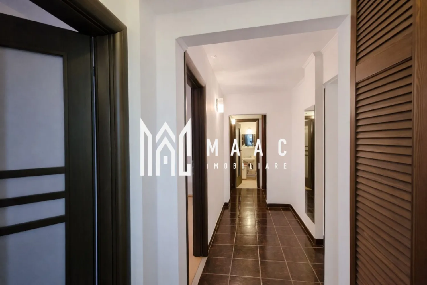 Apartament 4 Camere | 2 bai | 2 balcoane | Pivnita | Central - MAAC Imobiliare vă propune spre vânzare un apartament spațios cu 4 camere, decomandat, situat în zona Centrală, într-un imobil cu regim de înălțime P+5 etaje, amplasat la etajul 3, poziție ce oferă un echilibru optim între lumină naturală, confort și accesibilitate.

Apartamentul are o suprafață totală de 82,6 MPU și se evidențiază printr-o compartimentare practică, potrivită atât pentru locuință proprie, cât și pentru investiție în regim de închiriere.

Compartimentare:
-living generos, cu acces la balcon închis
-3 dormitoare bine proporționate
-bucătărie închisă, cu debara
-2 grupuri sanitare
-2 balcoane închise cu geam termopan

Locuința se vinde parțial mobilată și utilată, conform fotografiilor de prezentare, fiind pregătită pentru mutare imediată. Configurația decomandată asigură intimitate și funcționalitate, fiecare încăpere fiind eficient delimitată.

Poziționarea în zona Centrală oferă acces rapid către magazine, școli, mijloace de transport în comun, zone comerciale și spații de recreere, ceea ce transformă acest apartament cu 4 camere într-o oportunitate imobiliară atractivă într-o zonă bine cotată.

Pentru informații suplimentare sau pentru programarea unei vizionări, vă rugăm să menționați numărul CP2900420 la telefon.