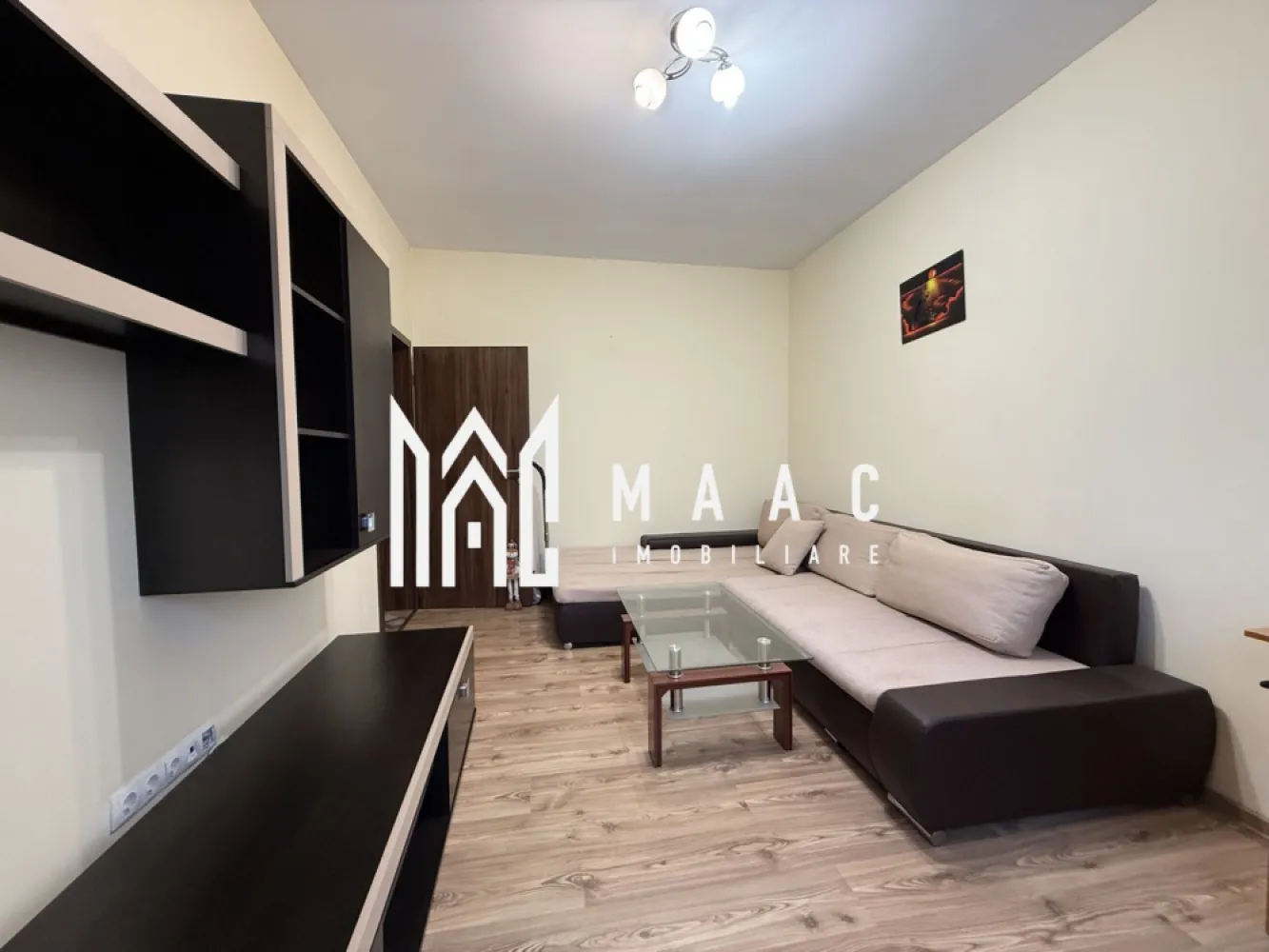 Aparament 2 camere I Decomandat I Etaj 3 I Parcare I Balcon - Va propunem spre inchiriere un apartament de 2 camere decomandat situat la etajul 3 al unui imobil din zona Kogalniceanu - Turnisor.

Locuinta cuprinde: hol intrare, living, dormitor,bucatarie,baie, balcon.

Aferent: loc de parcare.

Nu se accepta animale de companie.

Se percepe garantie in cuantumul unei chirii lunare.

Se inchiriaza pe termen lung.

Zona linistita cu acces rapid la centre comerciale, de invatamant, de agrement.

Pentru mai multe detalii precizati telefonic ca ati vizionat anuntul cu ID: CP2702503