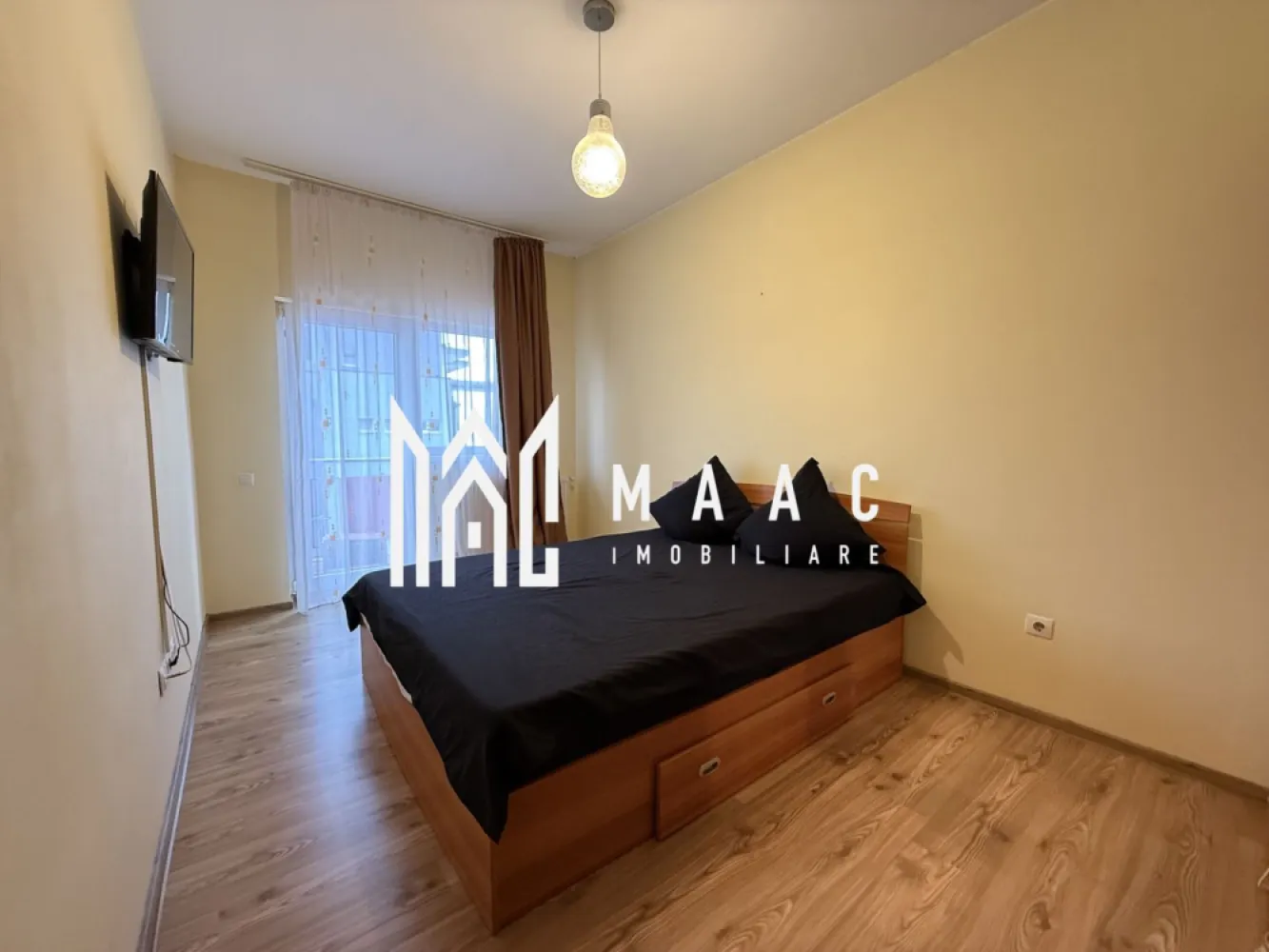 Aparament 2 camere I Decomandat I Etaj 3 I Parcare I Balcon - Va propunem spre inchiriere un apartament de 2 camere decomandat situat la etajul 3 al unui imobil din zona Kogalniceanu - Turnisor.

Locuinta cuprinde: hol intrare, living, dormitor,bucatarie,baie, balcon.

Aferent: loc de parcare.

Nu se accepta animale de companie.

Se percepe garantie in cuantumul unei chirii lunare.

Se inchiriaza pe termen lung.

Zona linistita cu acces rapid la centre comerciale, de invatamant, de agrement.

Pentru mai multe detalii precizati telefonic ca ati vizionat anuntul cu ID: CP2702503