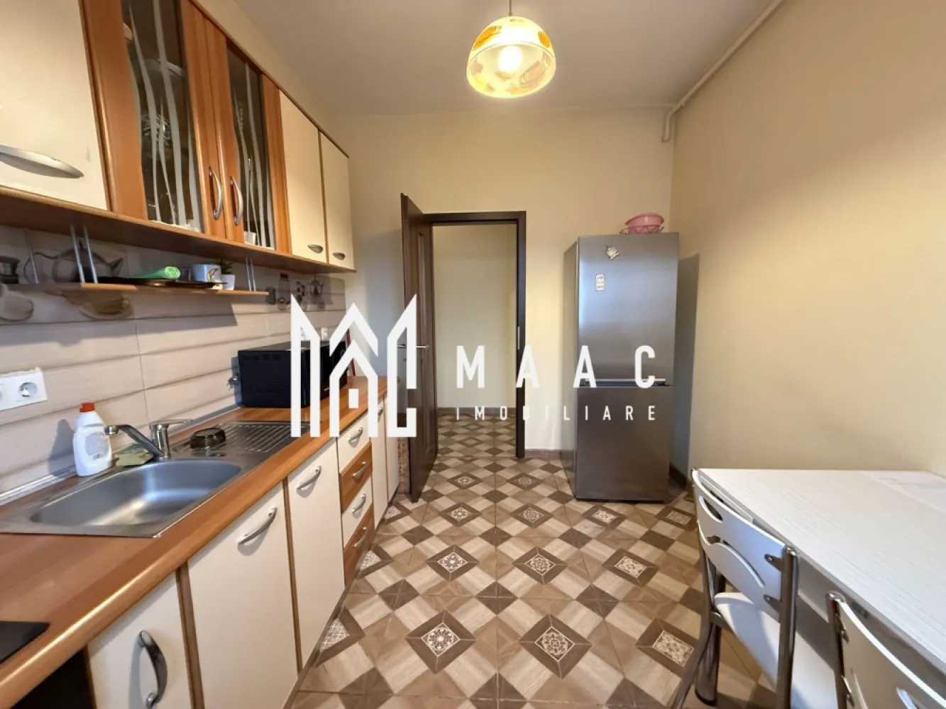 Aparament 2 camere I Decomandat I Etaj 3 I Parcare I Balcon - Va propunem spre inchiriere un apartament de 2 camere decomandat situat la etajul 3 al unui imobil din zona Kogalniceanu - Turnisor.

Locuinta cuprinde: hol intrare, living, dormitor,bucatarie,baie, balcon.

Aferent: loc de parcare.

Nu se accepta animale de companie.

Se percepe garantie in cuantumul unei chirii lunare.

Se inchiriaza pe termen lung.

Zona linistita cu acces rapid la centre comerciale, de invatamant, de agrement.

Pentru mai multe detalii precizati telefonic ca ati vizionat anuntul cu ID: CP2702503