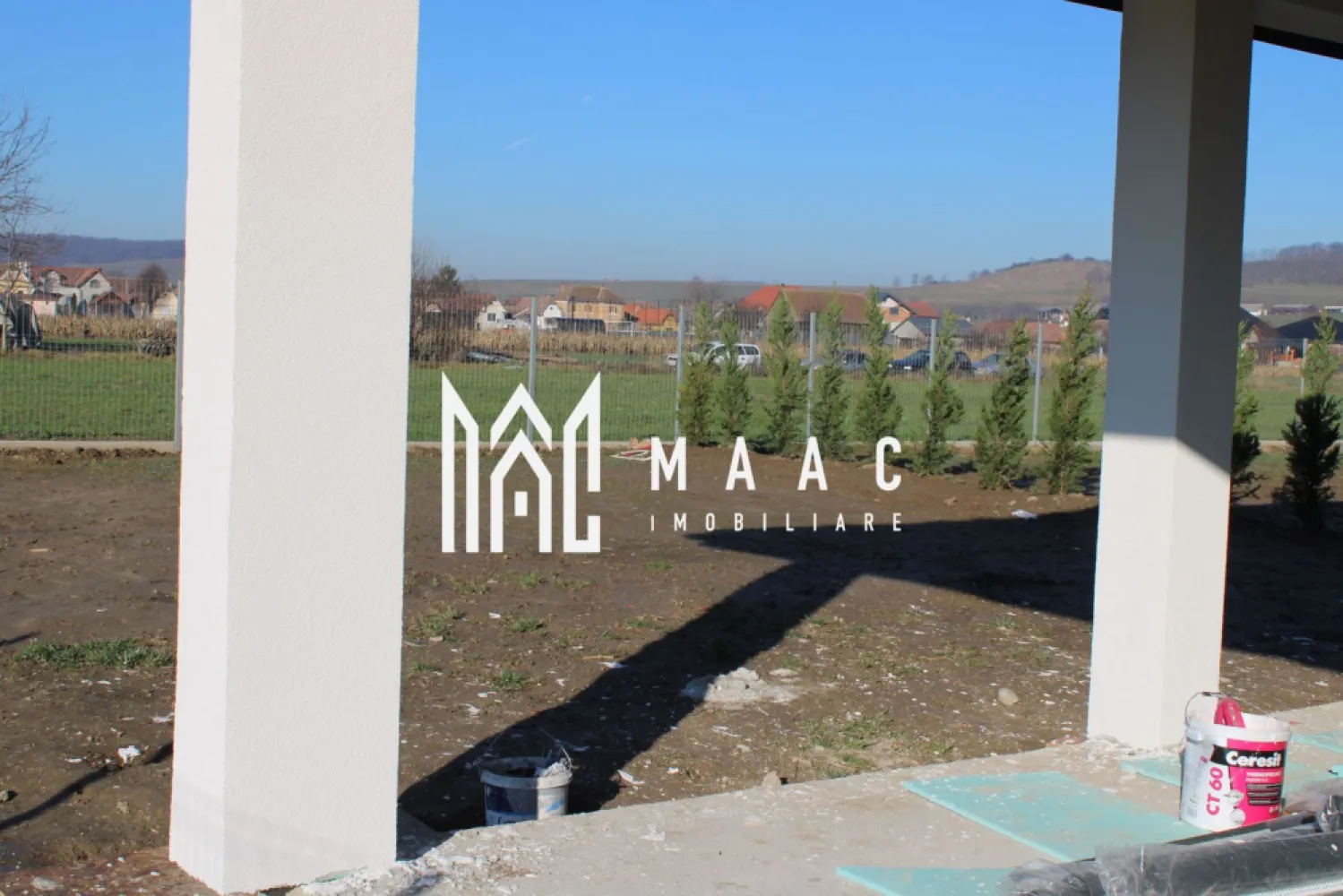 Casa Modernă I 3 camere I Independentă Energetic I Cristian - MAAC Imobiliare vă propune spre vânzare o casă modernă, duplex, nou construit, amplasată în localitatea Cristian, județul Sibiu.

Proprietatea face parte dintr-un proiect rezidențial restrâns, situat într-o zonă liniștită și în plină dezvoltare. Ansamblul este format din două case moderne, construite perete în perete, dar separate prin perete dublu pentru o foarte bună izolare fonică și intimitate.
Construită în 2025, casa impresionează prin materiale premium, finisaje ultramoderne și sistem de încălzire în pardoseală, asigurând confort optim în orice sezon.
Podul este accesibil prin scară interioară, complet izolat și amenajat (tavan izolat cu spuma cu celula închisă)
Exista si posibilitatea mansardarii podului, suficient spatiu pentru doua camere si o baie, scara interioară poate fi instalata in living.

Duplexul cuprinde: living spațios cu zonă de dining și acces pe terasa de 30 mp, bucătărie separată, 2 dormitoare (unul cu dressing), baie principală + baie de serviciu, debara si hol.
Ideală pentru familiile care caută o locuință eficientă energetic, bine compartimentată, cu spațiu verde generos și acces facil către Sibiu.

Panouri solare + baterii de stocare, generator pentru situații neprevăzute.
Centrală pe gaz
Încălzire în pardoseală
Izolație exterioară cu polistiren de 15 cm
Geamuri tripan
Perete dublu între unități

Termen de predare: Casa este gata de livrare.
Predare: la cheie exterior / la alb interior (cu opțiune „la cheie” complet)
2 locuri de parcare- pavate.

Curte generoasă de 320 mp, perfectă pentru amenajare după preferințele viitorului proprietar
Este perfectă pentru cei care își doresc liniște, siguranță și un stil de viață modern într-un cartier privat de top.

Pentru mai multe detalii precizati telefonic ca ati vazut anuntul cu ID:CP2850887