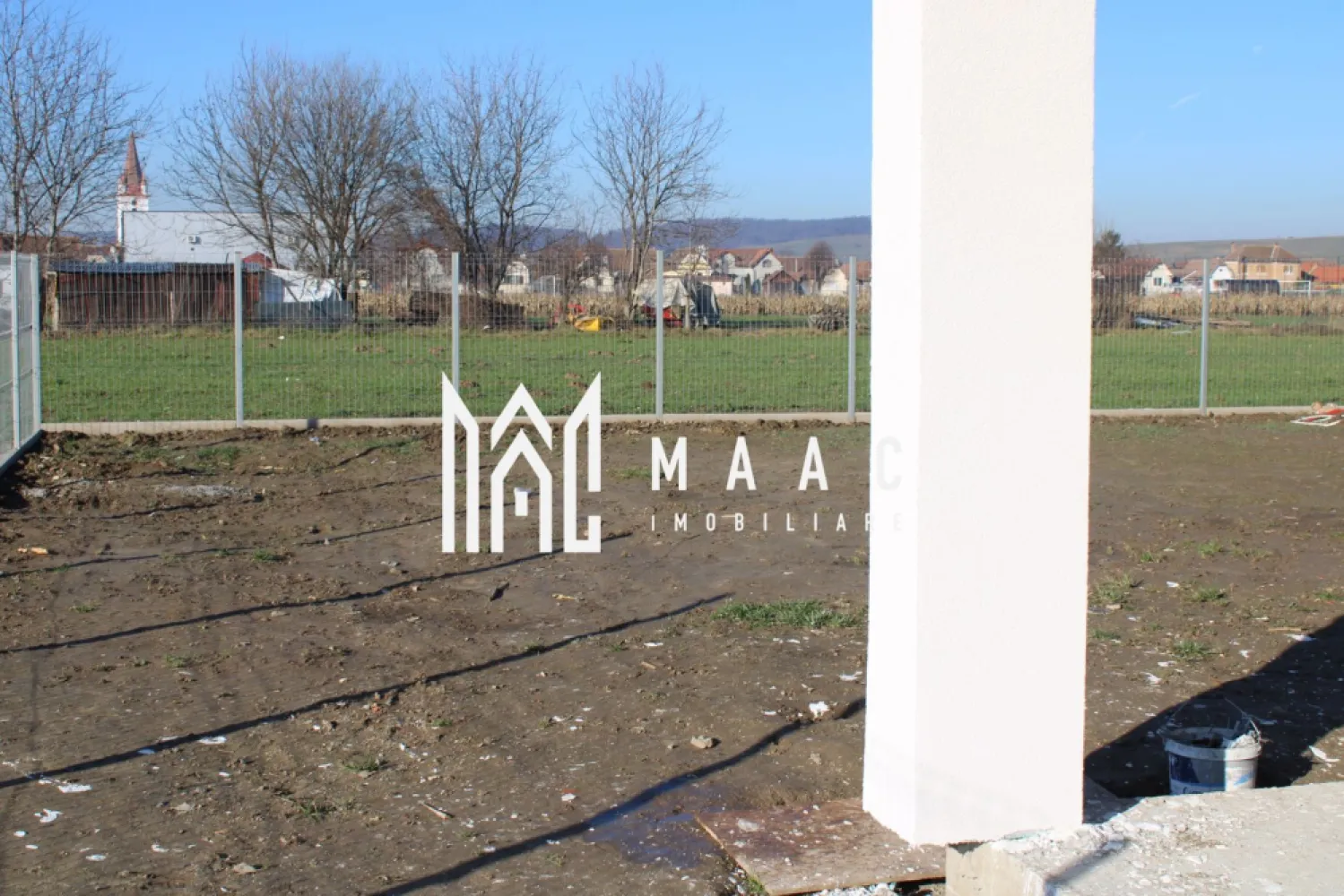 Casa Modernă I 3 camere I Independentă Energetic I Cristian - MAAC Imobiliare vă propune spre vânzare o casă modernă, duplex, nou construit, amplasată în localitatea Cristian, județul Sibiu.

Proprietatea face parte dintr-un proiect rezidențial restrâns, situat într-o zonă liniștită și în plină dezvoltare. Ansamblul este format din două case moderne, construite perete în perete, dar separate prin perete dublu pentru o foarte bună izolare fonică și intimitate.
Construită în 2025, casa impresionează prin materiale premium, finisaje ultramoderne și sistem de încălzire în pardoseală, asigurând confort optim în orice sezon.
Podul este accesibil prin scară interioară, complet izolat și amenajat (tavan izolat cu spuma cu celula închisă)
Exista si posibilitatea mansardarii podului, suficient spatiu pentru doua camere si o baie, scara interioară poate fi instalata in living.

Duplexul cuprinde: living spațios cu zonă de dining și acces pe terasa de 30 mp, bucătărie separată, 2 dormitoare (unul cu dressing), baie principală + baie de serviciu, debara si hol.
Ideală pentru familiile care caută o locuință eficientă energetic, bine compartimentată, cu spațiu verde generos și acces facil către Sibiu.

Panouri solare + baterii de stocare, generator pentru situații neprevăzute.
Centrală pe gaz
Încălzire în pardoseală
Izolație exterioară cu polistiren de 15 cm
Geamuri tripan
Perete dublu între unități

Termen de predare: Casa este gata de livrare.
Predare: la cheie exterior / la alb interior (cu opțiune „la cheie” complet)
2 locuri de parcare- pavate.

Curte generoasă de 320 mp, perfectă pentru amenajare după preferințele viitorului proprietar
Este perfectă pentru cei care își doresc liniște, siguranță și un stil de viață modern într-un cartier privat de top.

Pentru mai multe detalii precizati telefonic ca ati vazut anuntul cu ID:CP2850887