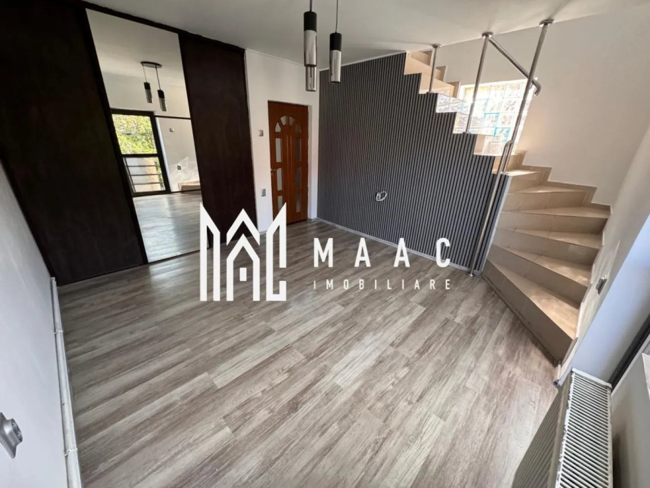 Casa | Cladire de Birouri | Zona Centrala | La cheie - MAAC Imobiliare vă propune spre vânzare o proprietate versatilă, situată ultracentral în Râmnicu Vâlcea, ideală atât pentru locuință rezidențială, cât și pentru sediu de birouri, cabinet, clinică sau firmă.

Imobilul este dispus pe demisol, parter, etaj și mansardă, având o compartimentare foarte bine gândită și o suprafață totală de aproximativ 170 mp. Fiecare nivel beneficiază de centrală termică proprie, oferind confort termic și control eficient al costurilor.

Spațiile sunt luminoase, bine proporționate și permit multiple configurații, în funcție de destinația aleasă. Locația centrală asigură acces rapid către instituții publice, zone comerciale și puncte de interes, ceea ce face proprietatea extrem de atractivă pentru activități profesionale.

O oportunitate excelentă pentru cei care caută o proprietate cu poziție premium, funcționalitate și potențial ridicat de investiție.

Pentru mai multe detalii sau programarea unei vizionări, vă invităm să contactați MAAC Imobiliare.
CP2901963