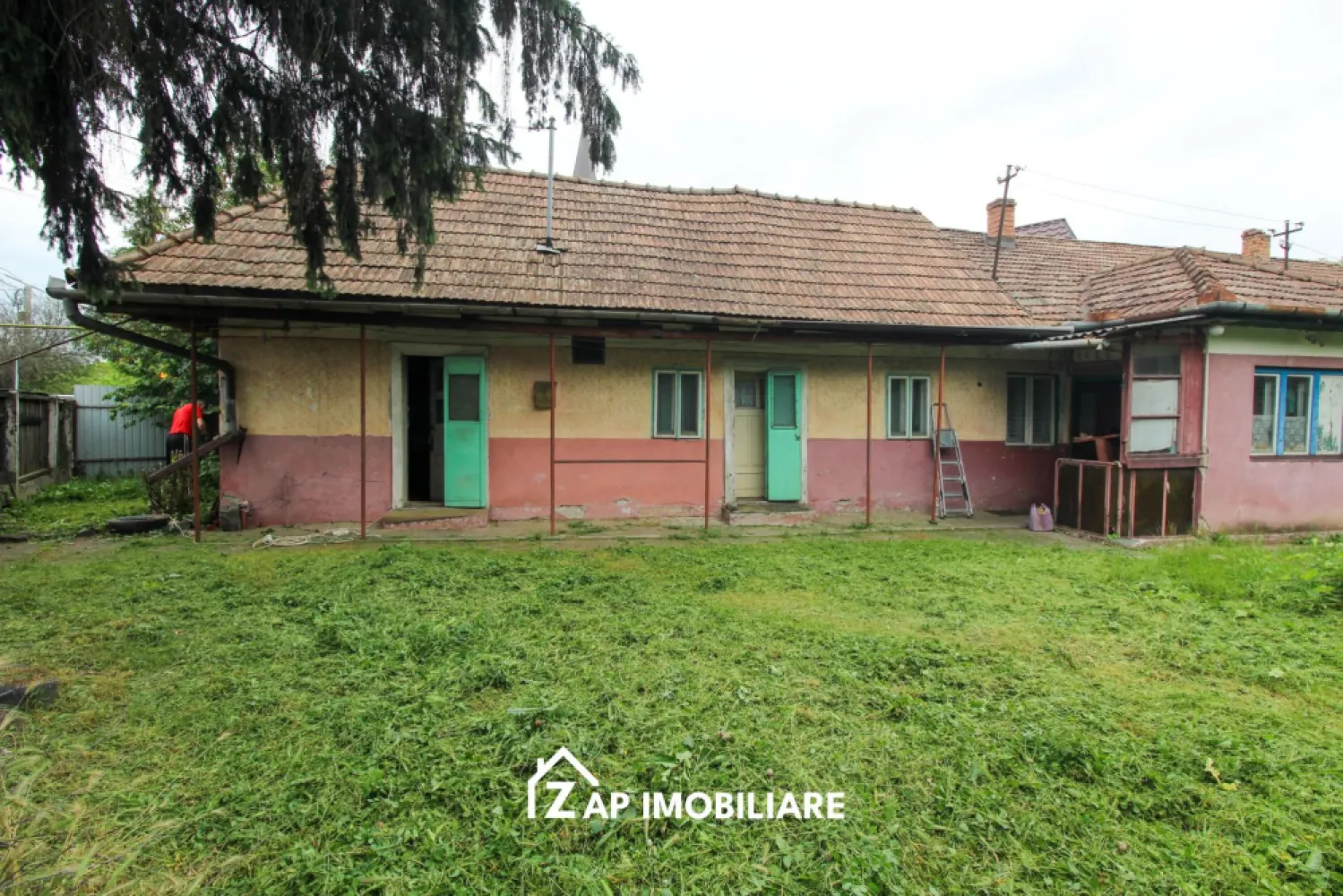 Unirii - Zona Darina - Casa 4 camere - Teren 691 mp cu deschidere 26 m - Mentionati ID-ul proprietatii cand apelati: CP3174546
Contact ⓪⑦②⑥ ②②③ ⑧⑧⑥ Sebastian
Zap Imobiliare vă propune spre vânzare o casă individuală situată în cartierul Unirii, zona Darina. Proprietatea necesită renovare completă sau poate reprezenta o oportunitate de investiție pentru demolare și reconstrucție, beneficiind de un teren generos și de o deschidere excelentă.
-- Suprafață utilă: 88 mp
-- Suprafață teren: 691 mp
-- Deschidere la drum: 26 m
-- Compartimentare: 4 camere, 2 bucătării, 2 băi
-- Acoperiș: Țiglă
Proprietatea dispune de toate utilitățile necesare direct pe parcelă: apă, canalizare, curent electric și gaz. Accesul se realizează de pe străzi complet asfaltate, cu iluminat stradal și acces facil la mijloacele de transport în comun.
La prețul afișat NU se adăuga TVA
Contact ⓪⑦②⑥ ②②③ ⑧⑧⑥ Sebastian