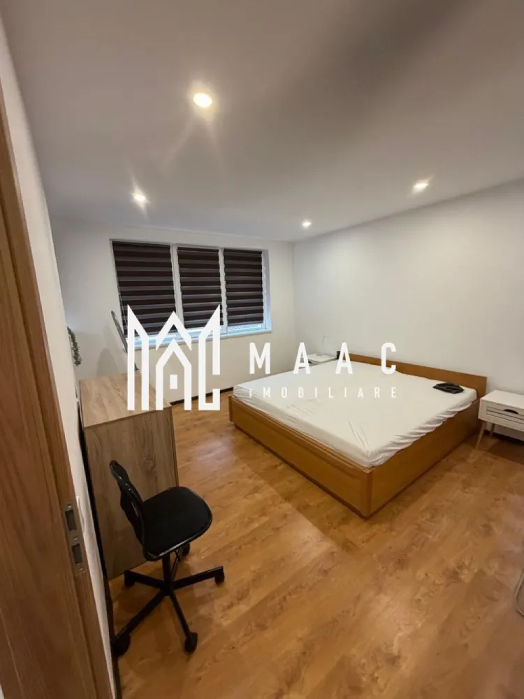 Apartament la casă | 2 camere | Balcon | 58MPU | Lazaret - MAAC Imobiliare vă propune spre închiriere un apartament situat la casă, o oportunitate ideală pentru cei care caută confortul unei locuințe individuale într-o zonă liniștită și în apropierea punctelor de interes precum centru, facultăți , mijloace de transport în comun. Locuința are o suprafață utilă de 58 mp și este poziționată la etajul 1, având o compartimentare practică formată din : -2 camere -dormitor -living -bucătărie open-space -o baie cu geam -balcon Apartamentul se închiriază complet mobilat și utilat, fiind dotat cu : -dressing -cabină de duș -aragaz -frigider -hotă -mașină de spălat rufe -mașină de spălat vase Confortul termic este unul superior, asigurat prin calorifere și sistem de încălzire prin pardoseală. Ferestre dotate cu jaluzele orizontale. Condiții închiriere: -nu se acceptă animale de companie -fumători da,cu condiția să fumeze afară/pe balcon -garanție în cuantumul unei chirii Pentru programarea unei vizionări sau mai multe detalii contactați-ne și specificați codul proprietății ID: CP2891659.