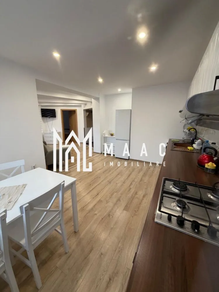 Apartament la casă | 2 camere | Balcon | 58MPU | Lazaret - MAAC Imobiliare vă propune spre închiriere un apartament situat la casă, o oportunitate ideală pentru cei care caută confortul unei locuințe individuale într-o zonă liniștită și în apropierea punctelor de interes precum centru, facultăți , mijloace de transport în comun. Locuința are o suprafață utilă de 58 mp și este poziționată la etajul 1, având o compartimentare practică formată din : -2 camere -dormitor -living -bucătărie open-space -o baie cu geam -balcon Apartamentul se închiriază complet mobilat și utilat, fiind dotat cu : -dressing -cabină de duș -aragaz -frigider -hotă -mașină de spălat rufe -mașină de spălat vase Confortul termic este unul superior, asigurat prin calorifere și sistem de încălzire prin pardoseală. Ferestre dotate cu jaluzele orizontale. Condiții închiriere: -nu se acceptă animale de companie -fumători da,cu condiția să fumeze afară/pe balcon -garanție în cuantumul unei chirii Pentru programarea unei vizionări sau mai multe detalii contactați-ne și specificați codul proprietății ID: CP2891659.