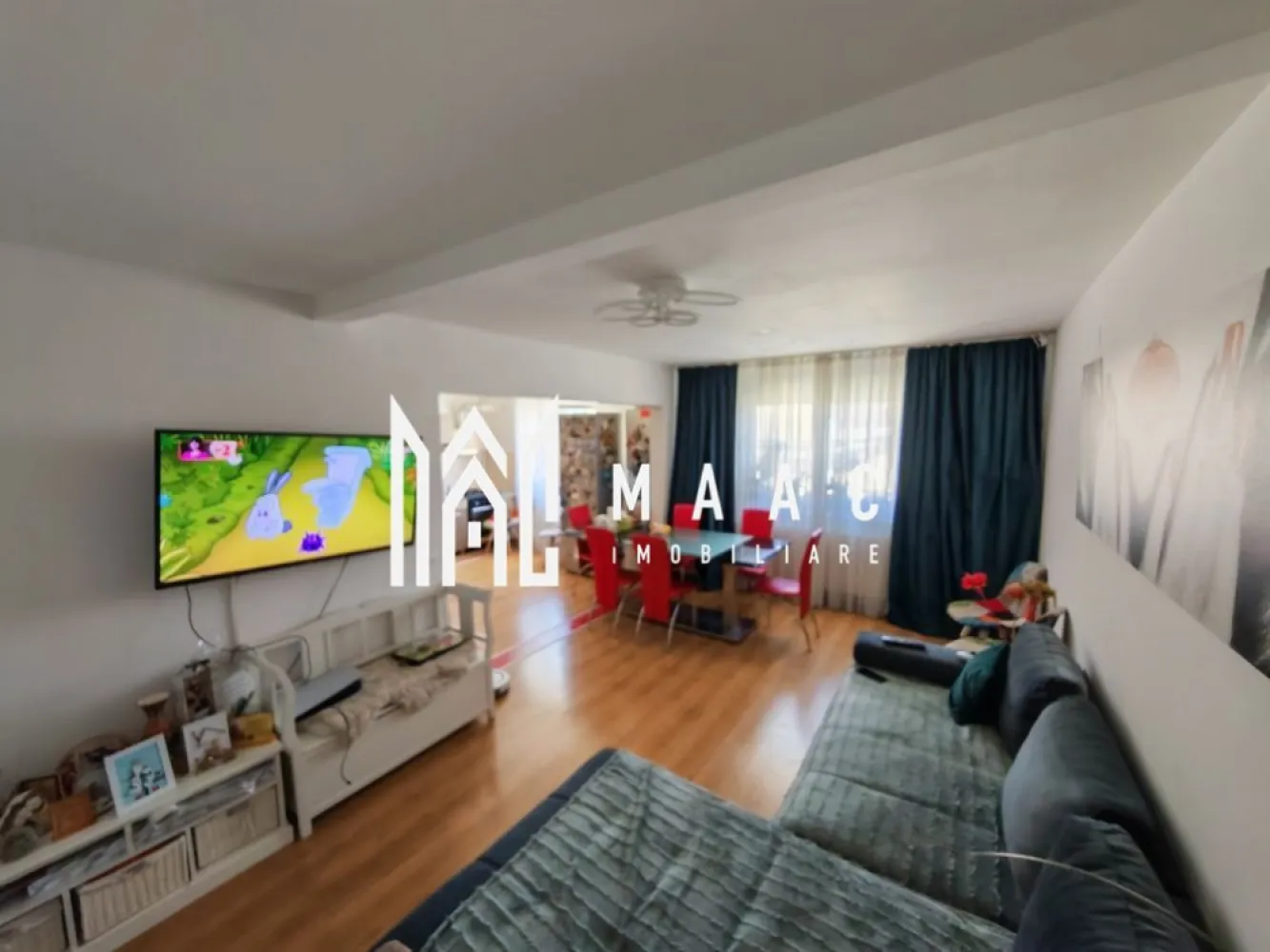 Apartament 3 camere | Decomandat | Mobilat Utilat | Lazaret - Apartament tip mansardă cu 2 niveluri, complet mobilat, în zona Lazaret – Sibiu

MAAC IMOBILIARE vă propune spre vânzare un apartament tip mansardă, cu personalitate și spații atent optimizate, situat într-un imobil îngrijit, în inima cartierului Lazaret, una dintre cele mai liniștite și accesibile zone rezidențiale ale Sibiului.
Suprafața utilă este de 78 mp, iar compartimentarea pe două niveluri oferă funcționalitate și confort. Apartamentul se vinde complet mobilat și utilat, fiind disponibil pentru mutare imediată.

Compartimentare:

Nivelul inferior:
Living spațios, cu zonă de relaxare și lumină naturală abundentă
Bucătărie open-space, complet echipată cu electrocasnice funcționale
Baie elegantă, cu finisaje moderne

Nivelul superior:
Două dormitoare luminoase, cu spații de depozitare bine organizate și design aerisit

Avantaje și caracteristici:
Finisaje moderne și mobilier de calitate
Apartament versatil – ideal atât pentru locuit, cât și pentru investiție (închiriere pe termen lung sau regim hotelier)
Acces facil către centrul orașului, școli, magazine, parcuri și mijloace de transport
Zonă rezidențială cu infrastructură bună și comunitate liniștită

Locație:
Imobilul este amplasat în cartierul Lazaret, o zonă apreciată pentru accesibilitate, infrastructura dezvoltată și proximitatea față de puncte de interes precum școli, magazine, stații de autobuz și spații verzi.

Pentru mai multe detalii precizati telefonic ca ati vazut anuntul cu ID: CP2605359