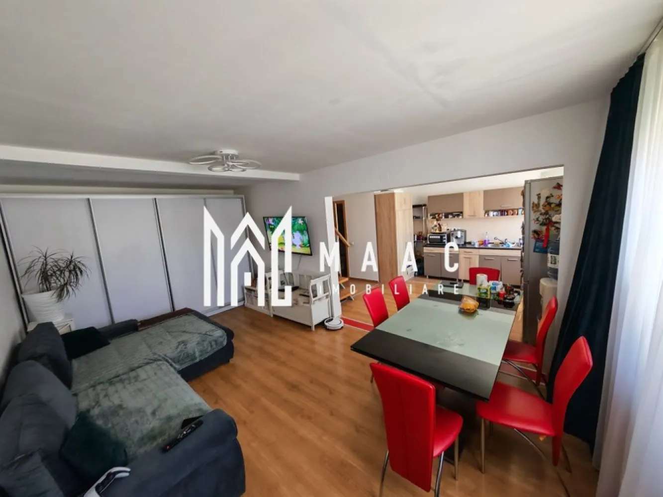 Apartament 3 camere | Decomandat | Mobilat Utilat | Lazaret - Apartament tip mansardă cu 2 niveluri, complet mobilat, în zona Lazaret – Sibiu

MAAC IMOBILIARE vă propune spre vânzare un apartament tip mansardă, cu personalitate și spații atent optimizate, situat într-un imobil îngrijit, în inima cartierului Lazaret, una dintre cele mai liniștite și accesibile zone rezidențiale ale Sibiului.
Suprafața utilă este de 78 mp, iar compartimentarea pe două niveluri oferă funcționalitate și confort. Apartamentul se vinde complet mobilat și utilat, fiind disponibil pentru mutare imediată.

Compartimentare:

Nivelul inferior:
Living spațios, cu zonă de relaxare și lumină naturală abundentă
Bucătărie open-space, complet echipată cu electrocasnice funcționale
Baie elegantă, cu finisaje moderne

Nivelul superior:
Două dormitoare luminoase, cu spații de depozitare bine organizate și design aerisit

Avantaje și caracteristici:
Finisaje moderne și mobilier de calitate
Apartament versatil – ideal atât pentru locuit, cât și pentru investiție (închiriere pe termen lung sau regim hotelier)
Acces facil către centrul orașului, școli, magazine, parcuri și mijloace de transport
Zonă rezidențială cu infrastructură bună și comunitate liniștită

Locație:
Imobilul este amplasat în cartierul Lazaret, o zonă apreciată pentru accesibilitate, infrastructura dezvoltată și proximitatea față de puncte de interes precum școli, magazine, stații de autobuz și spații verzi.

Pentru mai multe detalii precizati telefonic ca ati vazut anuntul cu ID: CP2605359