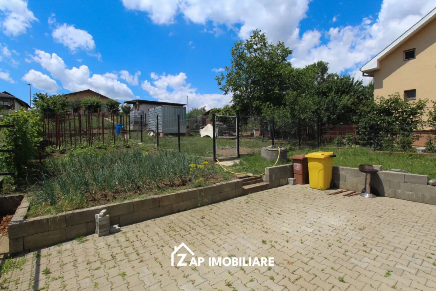 Casa P+M - 4 camere - 3 dormitoare - Teren 500 mp - Nazna - Mentionati ID-ul proprietatii cand apelati: CP3173304
Contact ⓪⑦②⑥ ②②③ ⑧⑧⑥ Sebastian
Zap Imobiliare vă propune o casă individuală cu regim de înălțime Parter + Mansardă, construită în anul 2012 din cărămidă și acoperită cu țiglă. Proprietatea oferă o compartimentare optimă pentru o familie, fiind complet finisată și mobilată parțial, gata pentru mutare imediată.
-- Suprafață utilă: 110 mp (Suprafață construită: 130 mp, Amprentă la sol: 65 mp)
-- Suprafață teren: 500 mp
-- Compartimentare: 4 camere (1 living, 3 dormitoare), 1 bucătărie deschisă (mobilată și utilată), 2 băi (cu geam la baie și cabină de duș), 1 balcon, 1 terasă
-- Locuri de parcare: 2 (parcare deschisă)
Locuința beneficiază de finisaje moderne: ferestre PVC cu geamuri termopan, uși interioare din MDF, ușă de intrare din PVC, pardoseli acoperite cu parchet și gresie, scară interioară și izolație termică exterioară. În curte se regăsesc o magazie utilă pentru depozitare și o zonă amenajată pentru barbecue.
Proprietatea dispune de toate utilitățile și este complet contorizată (apometre, contor gaz, contor electric): apă, canalizare, curent, gaz, internet wireless și CATV. Accesul se face de pe străzi asfaltate și iluminate, cu acces rapid la mijloacele de transport în comun.
La prețul afișat NU se adăuga TVA
Contact ⓪⑦②⑥ ②②③ ⑧⑧⑥ Sebastian