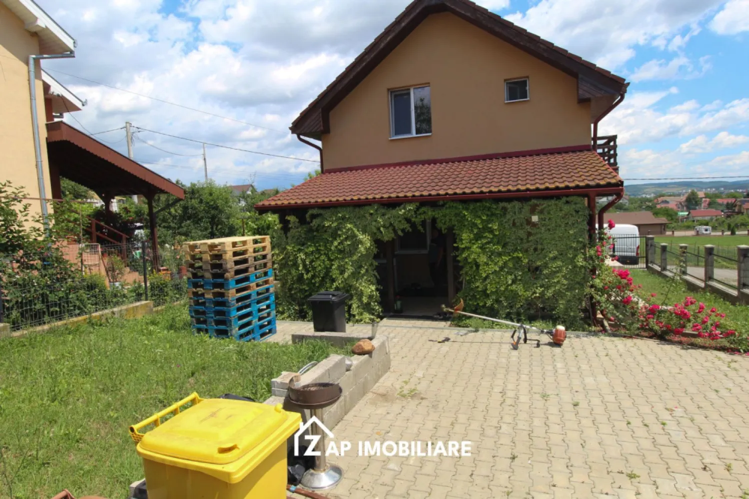 Casa P+M - 4 camere - 3 dormitoare - Teren 500 mp - Nazna - Mentionati ID-ul proprietatii cand apelati: CP3173304
Contact ⓪⑦②⑥ ②②③ ⑧⑧⑥ Sebastian
Zap Imobiliare vă propune o casă individuală cu regim de înălțime Parter + Mansardă, construită în anul 2012 din cărămidă și acoperită cu țiglă. Proprietatea oferă o compartimentare optimă pentru o familie, fiind complet finisată și mobilată parțial, gata pentru mutare imediată.
-- Suprafață utilă: 110 mp (Suprafață construită: 130 mp, Amprentă la sol: 65 mp)
-- Suprafață teren: 500 mp
-- Compartimentare: 4 camere (1 living, 3 dormitoare), 1 bucătărie deschisă (mobilată și utilată), 2 băi (cu geam la baie și cabină de duș), 1 balcon, 1 terasă
-- Locuri de parcare: 2 (parcare deschisă)
Locuința beneficiază de finisaje moderne: ferestre PVC cu geamuri termopan, uși interioare din MDF, ușă de intrare din PVC, pardoseli acoperite cu parchet și gresie, scară interioară și izolație termică exterioară. În curte se regăsesc o magazie utilă pentru depozitare și o zonă amenajată pentru barbecue.
Proprietatea dispune de toate utilitățile și este complet contorizată (apometre, contor gaz, contor electric): apă, canalizare, curent, gaz, internet wireless și CATV. Accesul se face de pe străzi asfaltate și iluminate, cu acces rapid la mijloacele de transport în comun.
La prețul afișat NU se adăuga TVA
Contact ⓪⑦②⑥ ②②③ ⑧⑧⑥ Sebastian