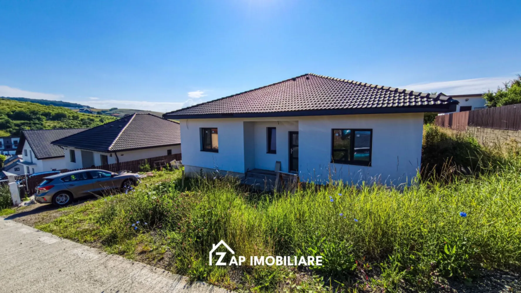 Casă 1 nivel 4 camere - 700 mp teren - Zona Pestisorul de aur - Mentionati ID-ul proprietatii cand apelati: CP3171999
Contact ⓪⑦②⑥ ②②③ ⑧⑧⑥ Sebastian

Zap Imobiliare vă propune spre achiziție o casă modernă, singură în curte, situată în Sâncraiu de Mureș, zona Peștișorul de Aur, o proprietate ideală pentru cei care își doresc confort, intimitate și posibilitatea extinderii spațiului de locuit.

Construită în anul 2026, locuința este amplasată pe un teren generos de 700 mp și dispune de o suprafață utilă de 110 mp, completată de 14 mp de terase acoperite.

-- Suprafață utilă: 110 mp
-- Suprafață construită: 145 mp
-- Suprafață teren: 700 mp
-- Regim de înălțime: Parter
-- An construcție: 2026
-- Preț: 165.000 Euro TVA inclus la stadiul semifinisat avansat.
-- Comision Agentie ZERO

Compartimentare:

-- Living spațios și luminos
-- 3 dormitoare
-- Bucătărie
-- 2 băi
-- Dressing
-- Debara/Cămară
-- Hol
-- Terasă acoperită

Dotări și finisaje:

-- Încălzire în pardoseală
-- Centrală termică proprie
-- Geamuri termopan
-- Pereți din cărămidă
-- Acoperiș din țiglă
-- Termosistem cu polistiren de 10 cm
-- Pod izolat cu vată minerală de 20 cm
-- Tencuială decorativă

Utilități:

-- Curent electric
-- Gaz
-- Apă
-- Canalizare

Un avantaj important al proprietății este podul accesibil din dressing, care oferă posibilitatea amenajării unei camere suplimentare de aproximativ 45 mp, reprezentând o soluție excelentă pentru extinderea spațiului locativ.

Casa este racordată la toate utilitățile și se predă la stadiul de semifinisat avansat, cu pereții zugrăviți în alb, oferind viitorului proprietar libertatea de a personaliza finisajele după propriul gust.

Compania Zap Imobiliare vă pune la dispoziție toate actele și documentele necesare, alături de asistență și consiliere permanentă până la finalizarea achiziției imobiliare.

Ne dorim să îți oferim cea mai plăcută experiență, îndeplinim vise cu pereți!

Contact ⓪⑦②⑥ ②②③ ⑧⑧⑥ Sebastian