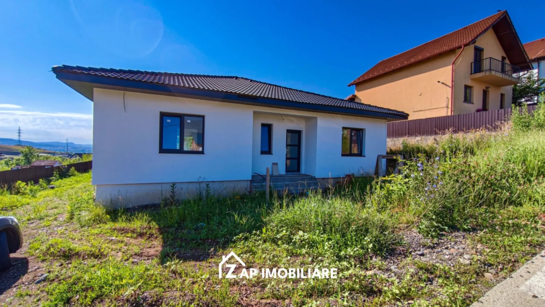 Casă 1 nivel 4 camere - 700 mp teren - Zona Pestisorul de aur - Mentionati ID-ul proprietatii cand apelati: CP3171999
Contact ⓪⑦②⑥ ②②③ ⑧⑧⑥ Sebastian

Zap Imobiliare vă propune spre achiziție o casă modernă, singură în curte, situată în Sâncraiu de Mureș, zona Peștișorul de Aur, o proprietate ideală pentru cei care își doresc confort, intimitate și posibilitatea extinderii spațiului de locuit.

Construită în anul 2026, locuința este amplasată pe un teren generos de 700 mp și dispune de o suprafață utilă de 110 mp, completată de 14 mp de terase acoperite.

-- Suprafață utilă: 110 mp
-- Suprafață construită: 145 mp
-- Suprafață teren: 700 mp
-- Regim de înălțime: Parter
-- An construcție: 2026
-- Preț: 165.000 Euro TVA inclus la stadiul semifinisat avansat.
-- Comision Agentie ZERO

Compartimentare:

-- Living spațios și luminos
-- 3 dormitoare
-- Bucătărie
-- 2 băi
-- Dressing
-- Debara/Cămară
-- Hol
-- Terasă acoperită

Dotări și finisaje:

-- Încălzire în pardoseală
-- Centrală termică proprie
-- Geamuri termopan
-- Pereți din cărămidă
-- Acoperiș din țiglă
-- Termosistem cu polistiren de 10 cm
-- Pod izolat cu vată minerală de 20 cm
-- Tencuială decorativă

Utilități:

-- Curent electric
-- Gaz
-- Apă
-- Canalizare

Un avantaj important al proprietății este podul accesibil din dressing, care oferă posibilitatea amenajării unei camere suplimentare de aproximativ 45 mp, reprezentând o soluție excelentă pentru extinderea spațiului locativ.

Casa este racordată la toate utilitățile și se predă la stadiul de semifinisat avansat, cu pereții zugrăviți în alb, oferind viitorului proprietar libertatea de a personaliza finisajele după propriul gust.

Compania Zap Imobiliare vă pune la dispoziție toate actele și documentele necesare, alături de asistență și consiliere permanentă până la finalizarea achiziției imobiliare.

Ne dorim să îți oferim cea mai plăcută experiență, îndeplinim vise cu pereți!

Contact ⓪⑦②⑥ ②②③ ⑧⑧⑥ Sebastian
