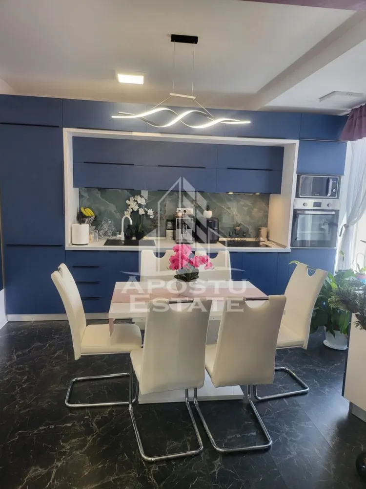 Apartament de lux, 3 camere, 2 niveluri, intr-un imobil tip vila, Deva - Agentia imobiliara Apostu Estate va propune spre vanzare, in Reprezentare Exclusiva si comision 0% pentru cumparator, un apartament de lux cu 3 camere, desfasurat pe 2 niveluri intr-un imobil tip vila, P+E+M, aflat in judetul Hunedoara, pe strada Luceafarului din Deva.

Suprafata utila de 80mp este compartimentata astfel:
Etaj 1: 
- 1 dormitor
- 1 living open-space cu bucataria
- 1 baie
- 1 hol de acces
- 1 terasa de 3.6mp, cu vedere panoramica spre cetatea Devei

Mansarda inalta:
- 1 dormitor spatios, singur pe nivel
- 1 chicineta 
- 1 baie
- 1 spatiu de depozitare
- 1 terasa de 6.95mp

Confortul termic este asigurat prin centrala termica electrica si este sustinut de sistemul de climatizare cu functionalitate multisplit.
Exista posibilitatea racordarii la reteauta de gaze.

Constructia a fost ridicata in anul 2020, insa a fost refinisata complet in anul 2025. Materialele folosite sunt de calitate superioara si va invitam sa va convingeti singuri de acest aspect. Designul este unul de lux, oferind un confort sporit si un stil de viata deosebit!

Proprietatea beneficiaza de 2 locuri de parcare.

Zona este una foarte cautata in randul Devenilor, oferind acces facil catre orice punct cu interes major din oras, magazine, statiile mijloacelor de transport in comun si la 2 minute de mers pe jos fata de Scoala Generala nr. 5, cat si gradinita nr. 7.

Pretul afisat este pentru achizitie imobilului, nemobilat si neutilat. Pentru achizitie la cheie, conform pozelor pretul este 160.000Euro.

Nu ezitati sa ne contactati pentru stabilirea unei vizionari sau alte detalii suplimentare.

ID intern: CP2925659
